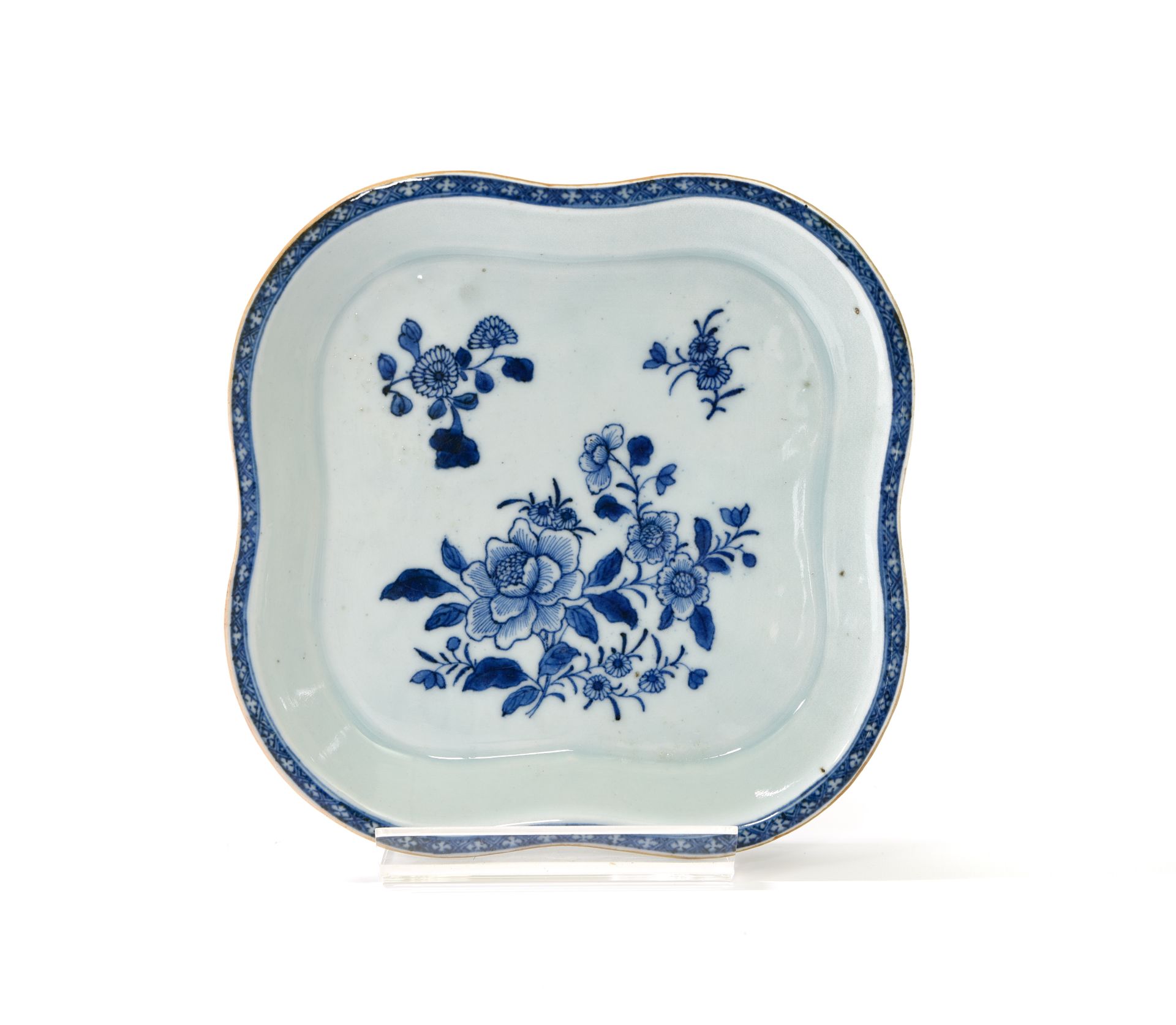 Null 中国，印度公司--乾隆时期（1736-1795）。

一个圆角的方形展示架



瓷器以蓝色釉下彩装饰，中间是牡丹，边缘装饰有十字楣。



专家：C&hellip;