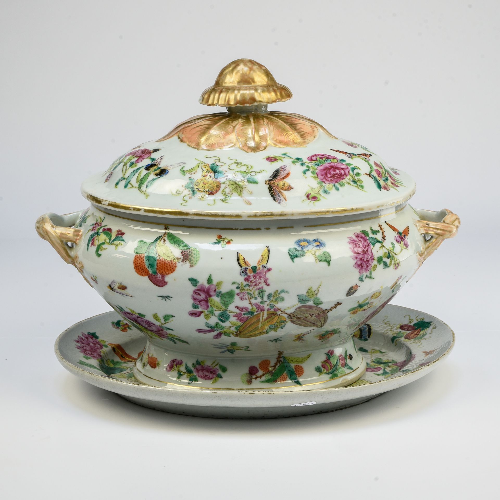 Null Large tureen with its saucer

CHINA, CANTON - 19TH CENTURY

Polychrome-enam&hellip;