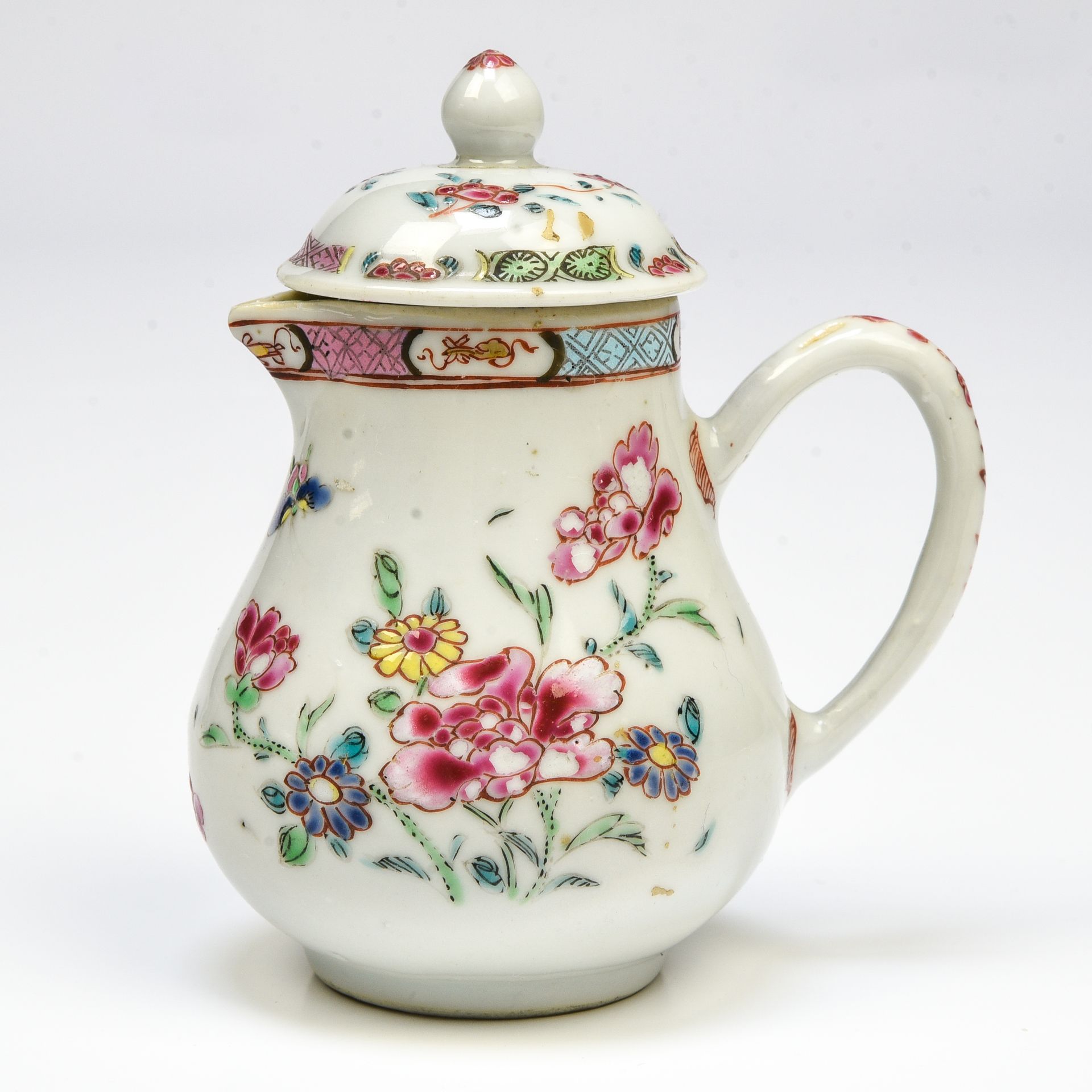 Null 中国，印度公司--雍正时期(1723 - 1735)

小牛奶壶



瓷器上装饰有粉色系牡丹的多色珐琅，边缘装饰有十字架的楣。



专家：Cabi&hellip;