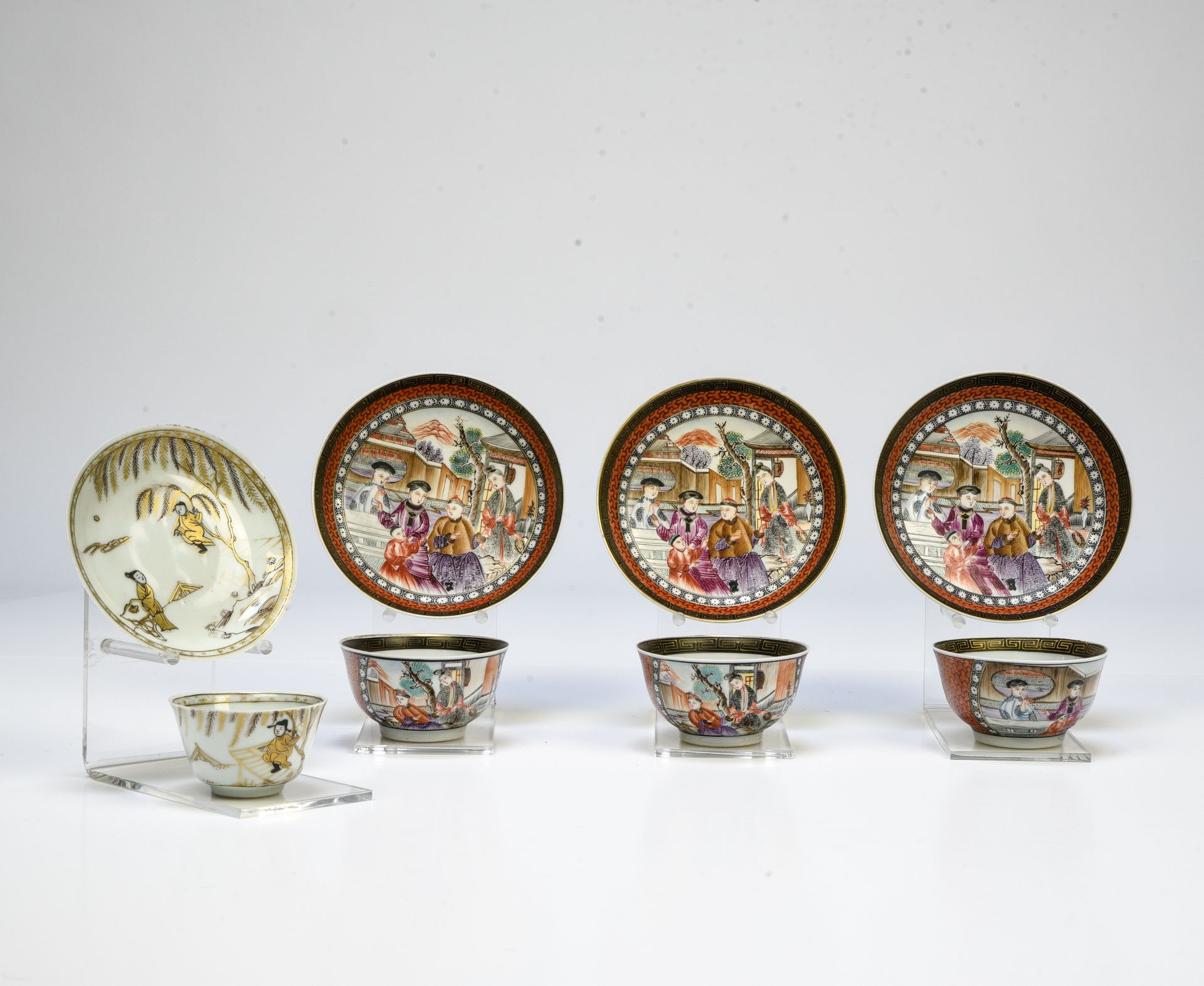 Null 中国，印度公司--乾隆时期（1736-1795）。

一套三个雪糕及其展示架



瓷器上装饰着被称为 "鸳鸯 "的夫妇和他们的仆人的多色珐琅，边框上&hellip;
