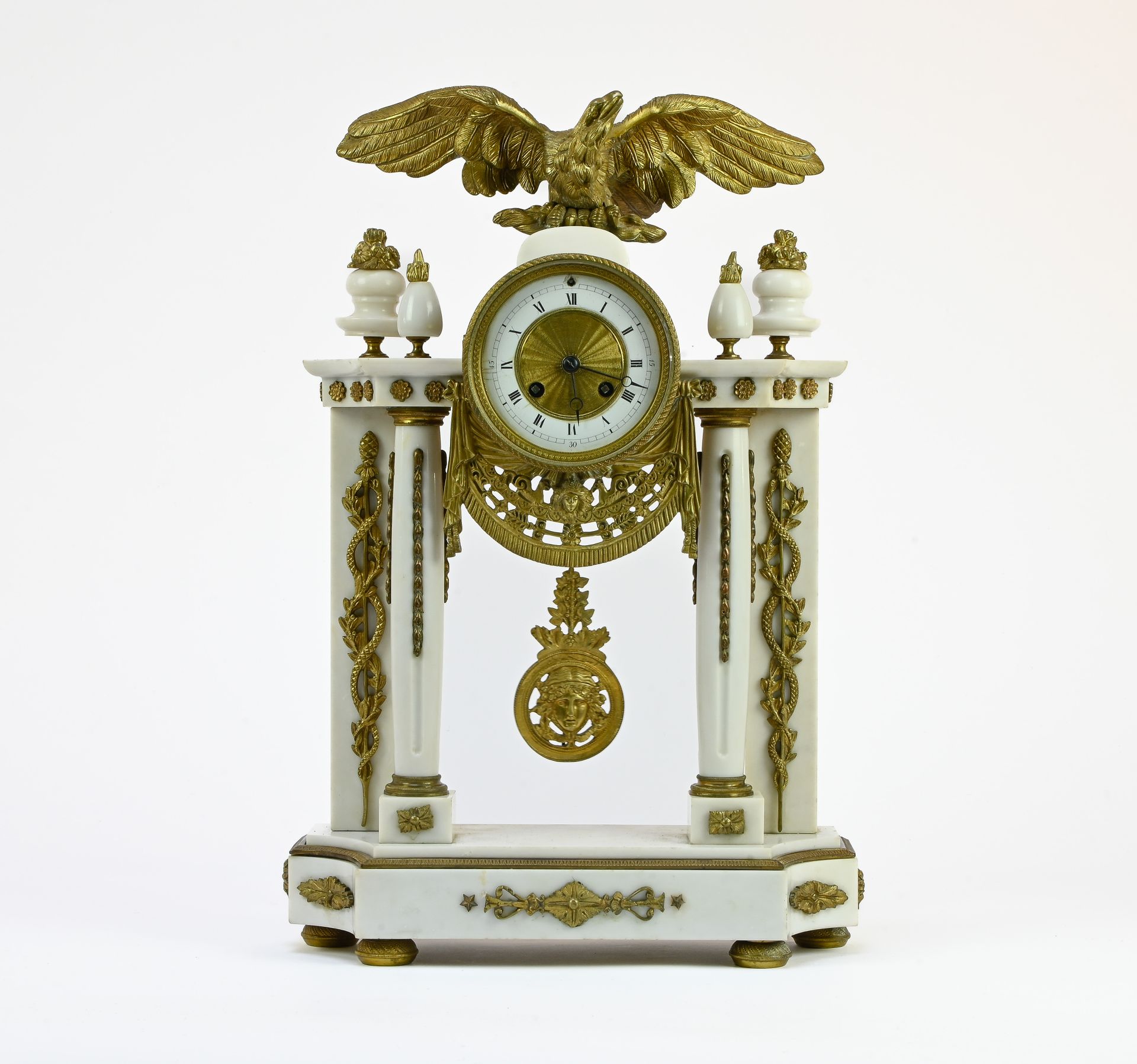 Pendule portique à l'aigle Portico clock with an eagle

LOUIS XVI ERA

White mar&hellip;
