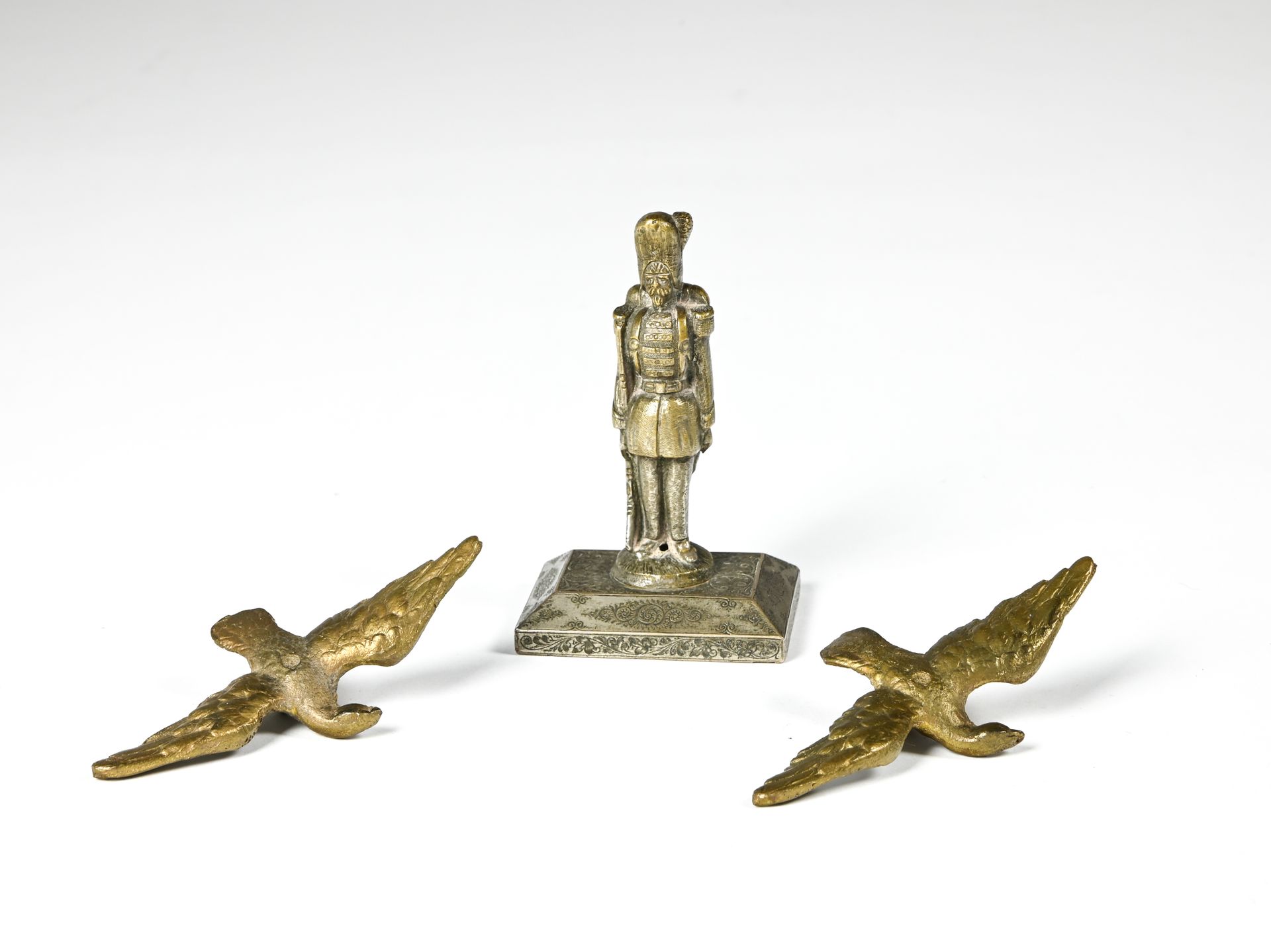 Petite sculpture et deux aigles 小雕塑和两只鹰



一套3件，青铜材质，脚踏榴弹炮，2只展翅雄鹰。

 高：9厘米（榴弹炮），&hellip;