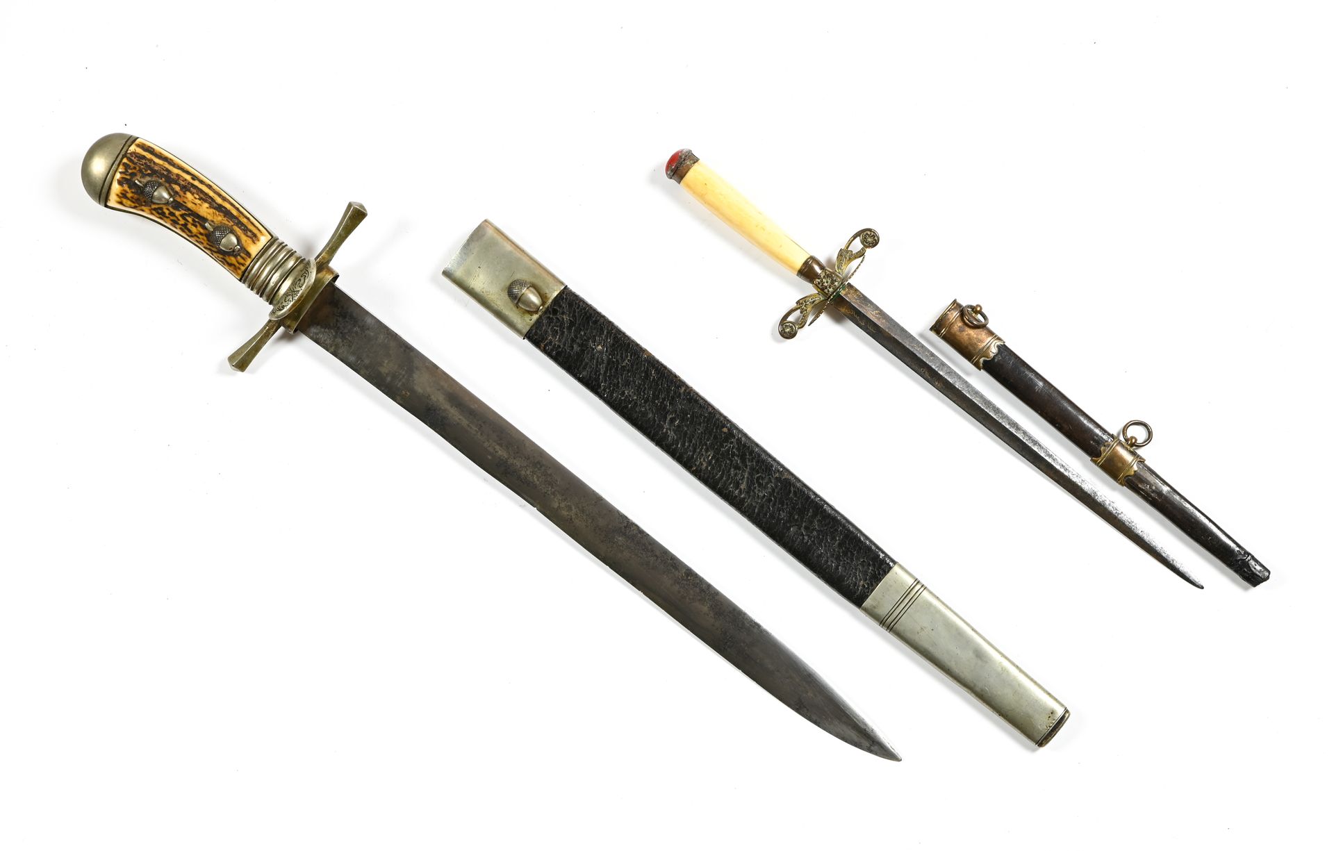 Lot de deux couteaux 德国和英国

一套两把的刀具



第一把，是一把德国猎刀，有牛角手柄和镍银装饰，大约在1850年。



第二件，英&hellip;