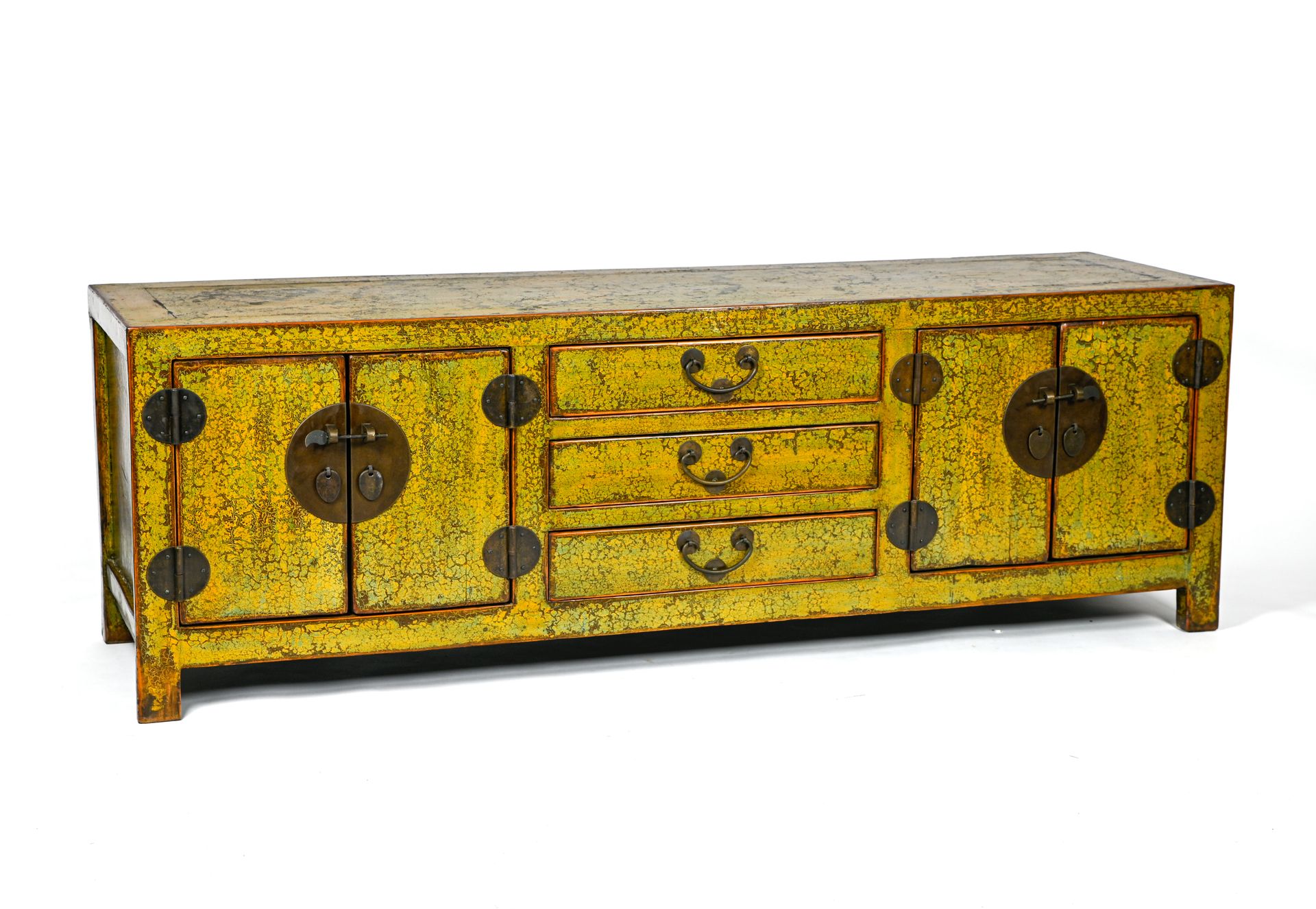 Null 中国，20世纪

边柜



黄绿相间的漆面木门，有三个抽屉和两个双开门，黑色金属锁和把手

 高：176厘米 宽：58厘米 深：50厘米