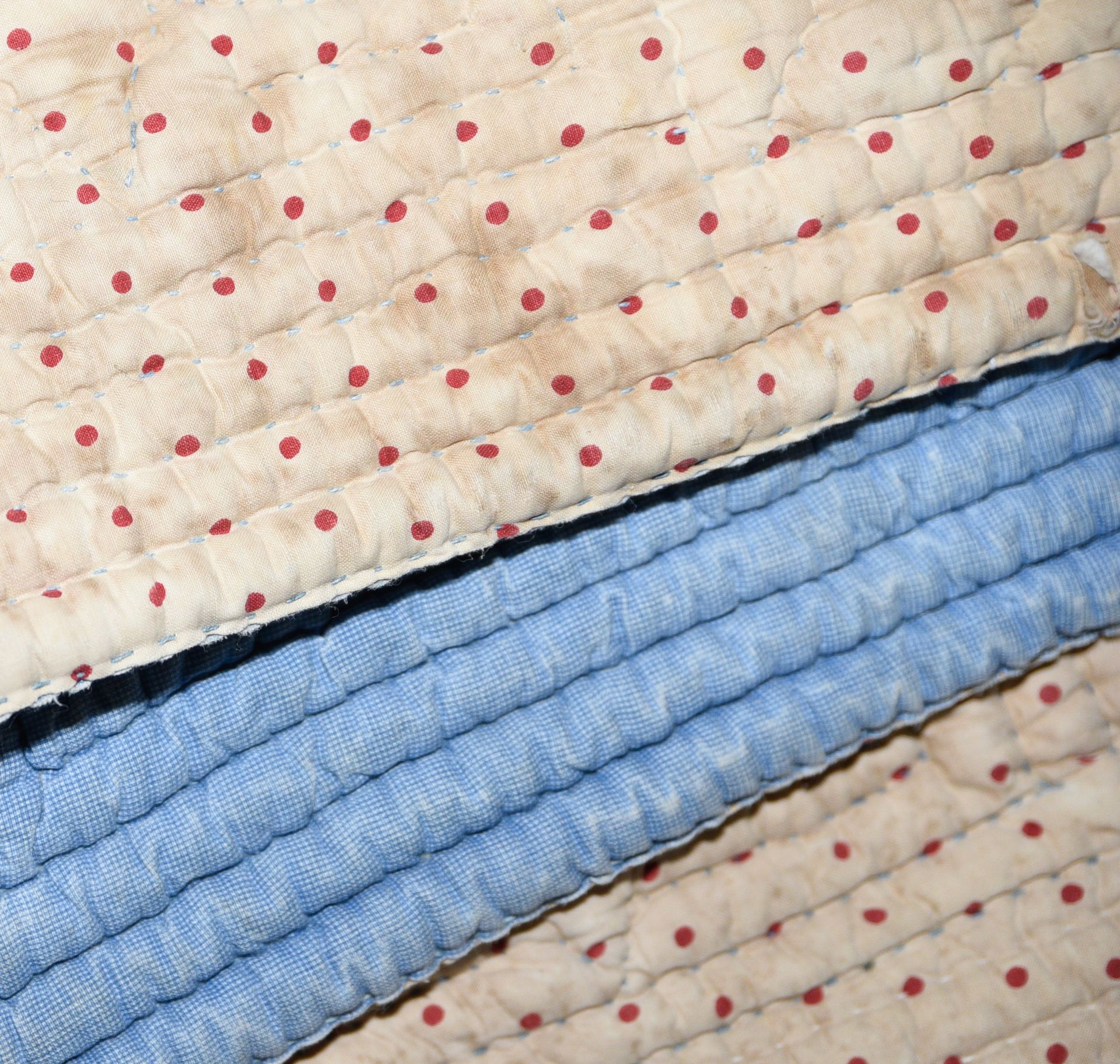 Null 普罗旺斯，19世纪初

婚礼毯子，绗缝的



菱形图案的花朵，心形图案的边框，月桂楣和雏菊的边框，白色棉布印有花朵，蓝色边框，衬里是奶油色的背景，花&hellip;