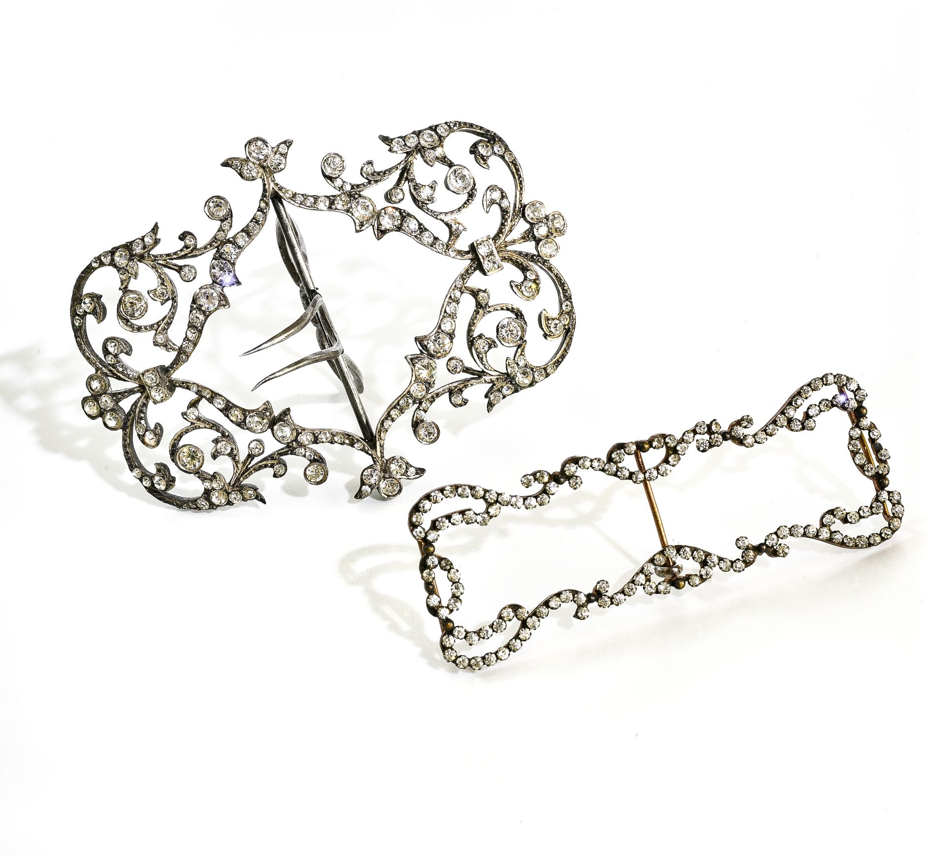 Null 19世纪的作品

两个扣子



一个银色和水钻的鞋扣（HB标志围绕着一朵花和难以辨认的保证）和一个镀铜金属和水钻的皮带扣

 高：8厘米 宽：11厘&hellip;