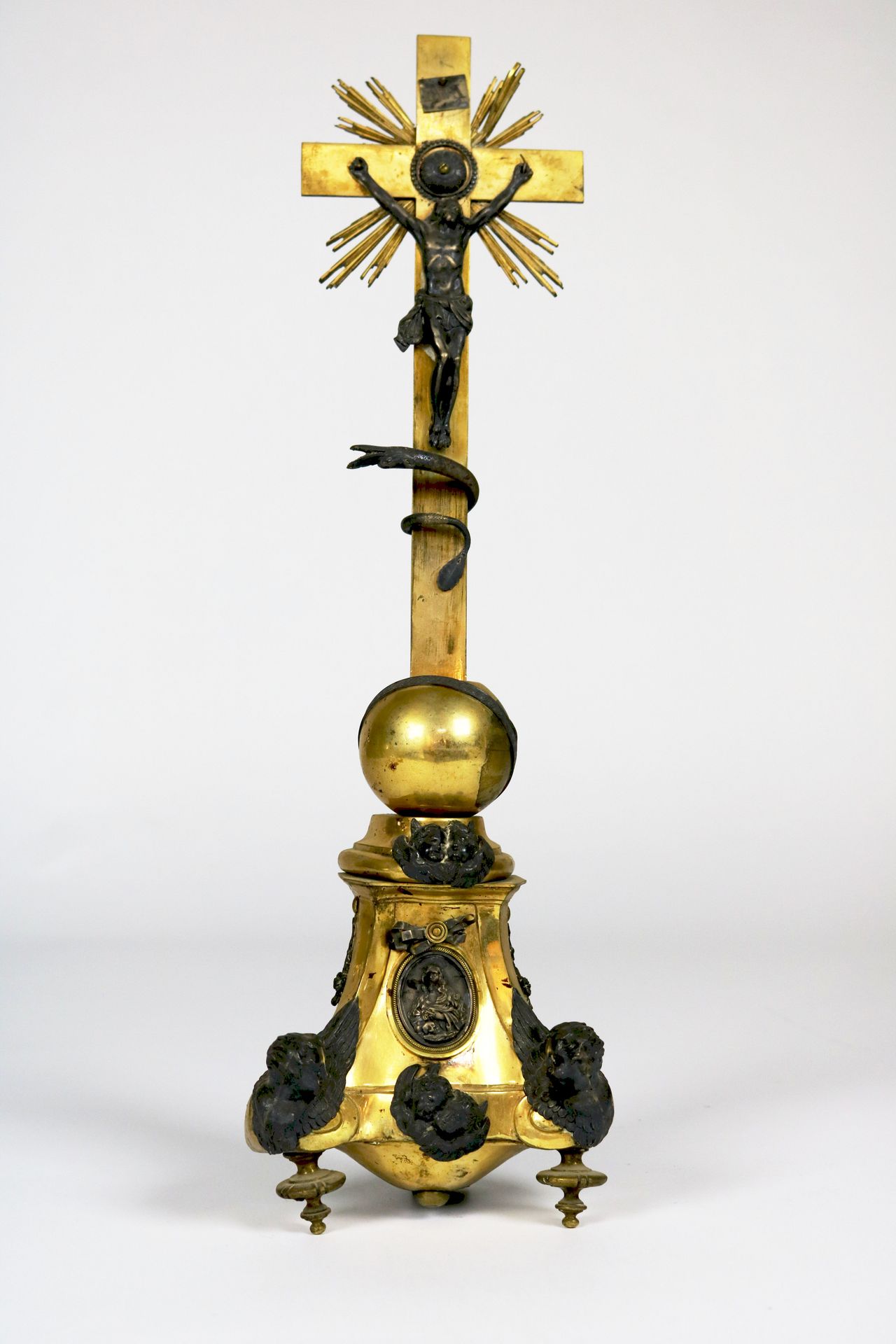 Null Crucifix en laiton et bronze





 H : 49 cm l : 14 cm Profondeur : 9 cm