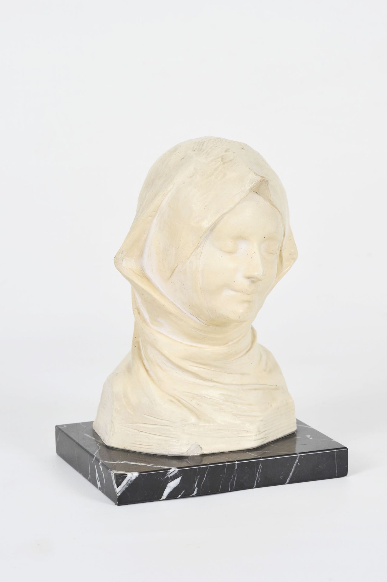 G. MARTON, Ecole belge du XXe G.马顿，20世纪的比利时学校

年轻女子半身像



抛光石膏的雕塑。背面签有G. Marton，&hellip;