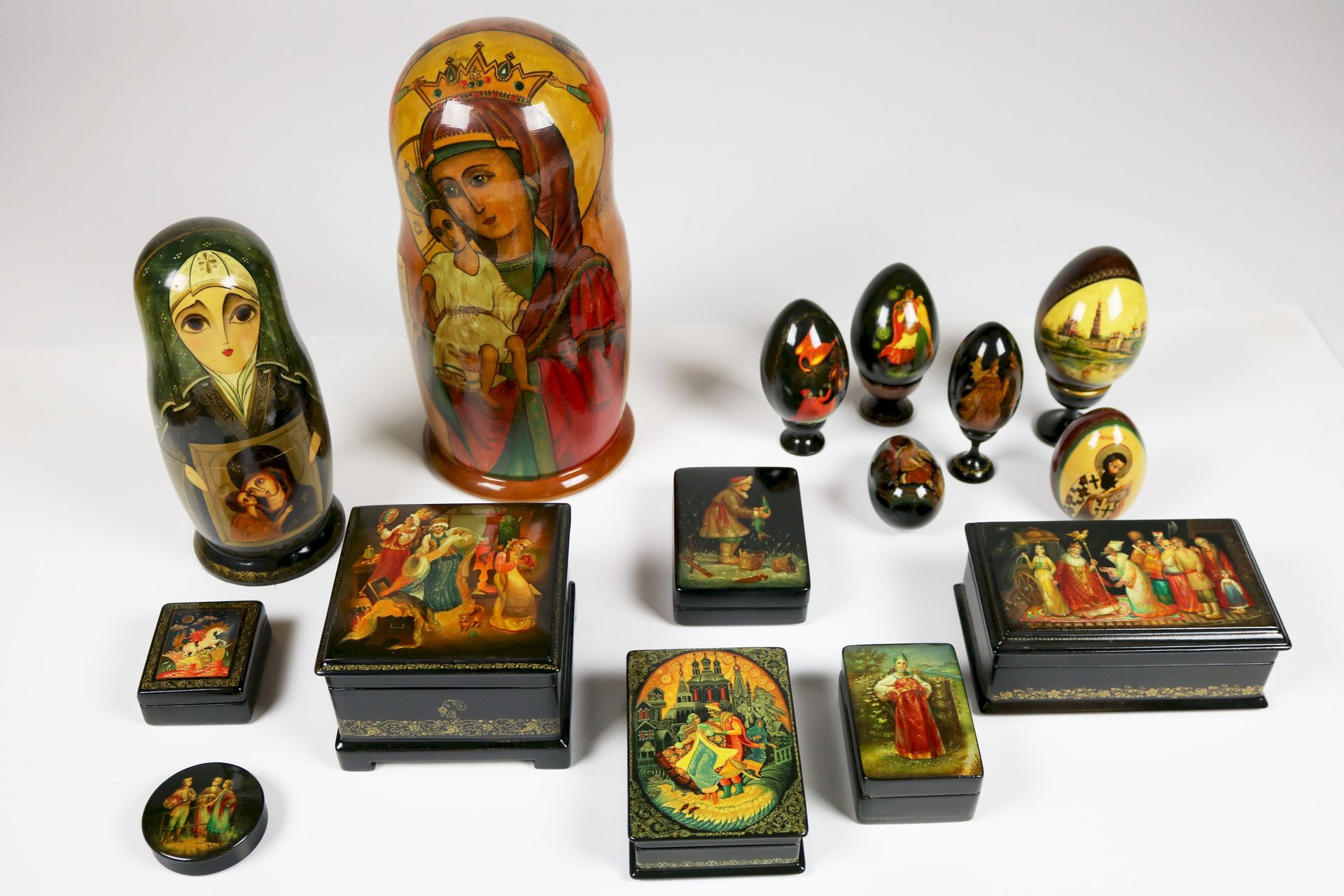 Null 莫斯科，1990-1992

两个俄罗斯娃娃，六个鸡蛋和六个盒子



油漆木雕，有签名和日期

有四个小底座

较大的玩偶 H: 30 D: 14
&hellip;