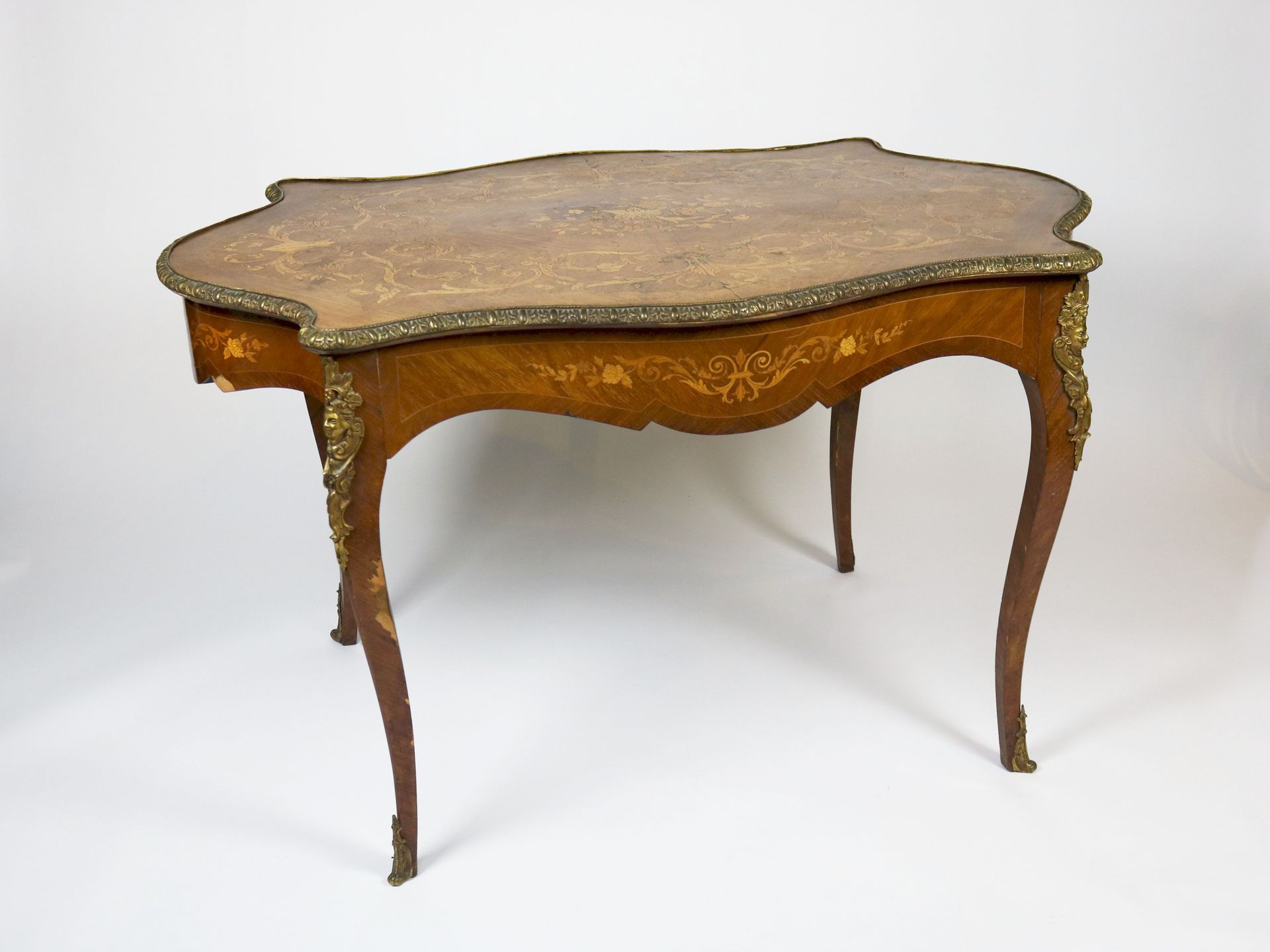 Null WORK OF STYLE LOUIS XV

Lady's desk



in marquetry and gilt bronze

numero&hellip;