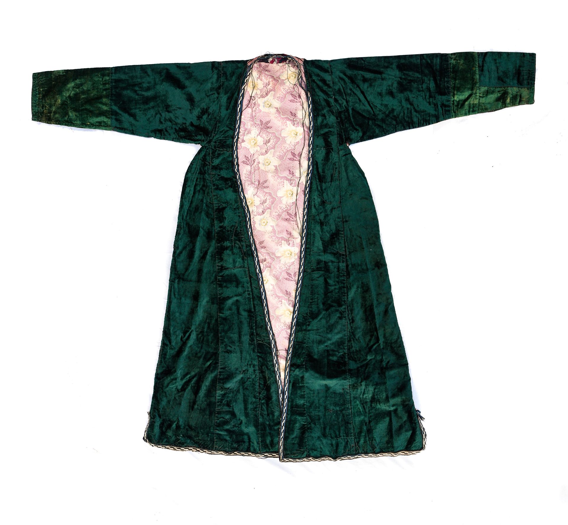 Null 乌兹别克斯坦

查潘



绿色斑驳的天鹅绒，衬里是俄罗斯棉，边上是伊卡特织品。

拼接件，磨损，撕裂，重新拼接