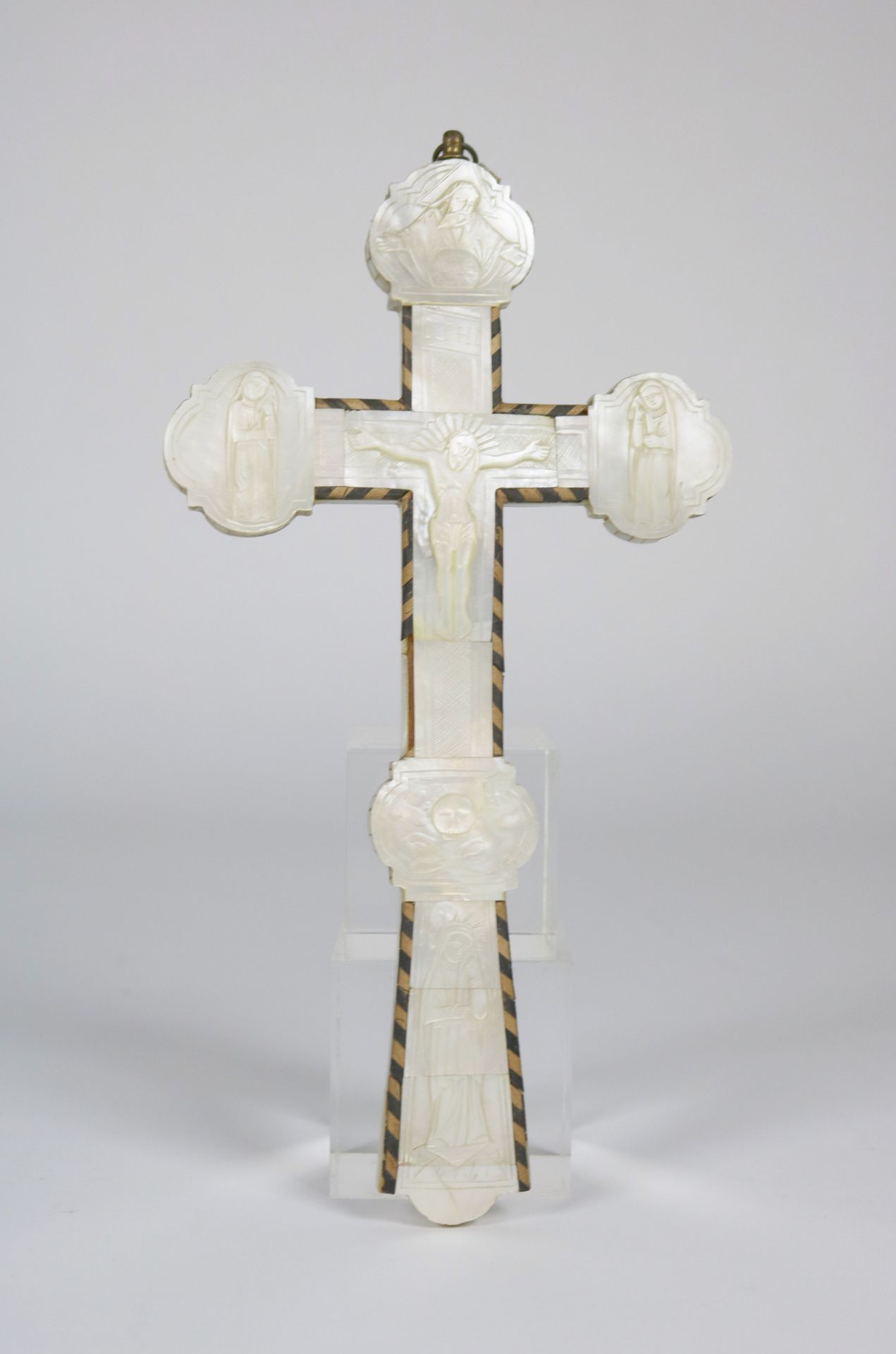 Null Crucifix en bois et nacre



biface, probablement travail indo-portugais

 &hellip;