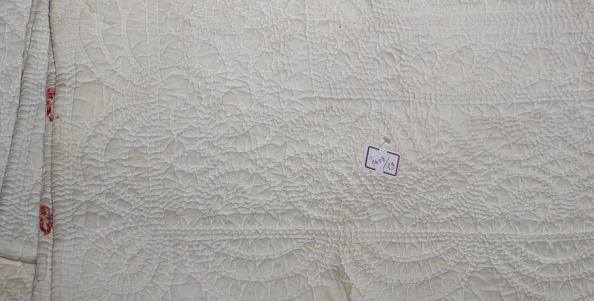 Null 普罗旺斯，19世纪中期

绗缝封面，绗缝



波浪形被子的中央奖章，印花棉布，阿尔萨斯，白色背景，印花装饰的花朵，白色棉布衬里。



专家：Aym&hellip;