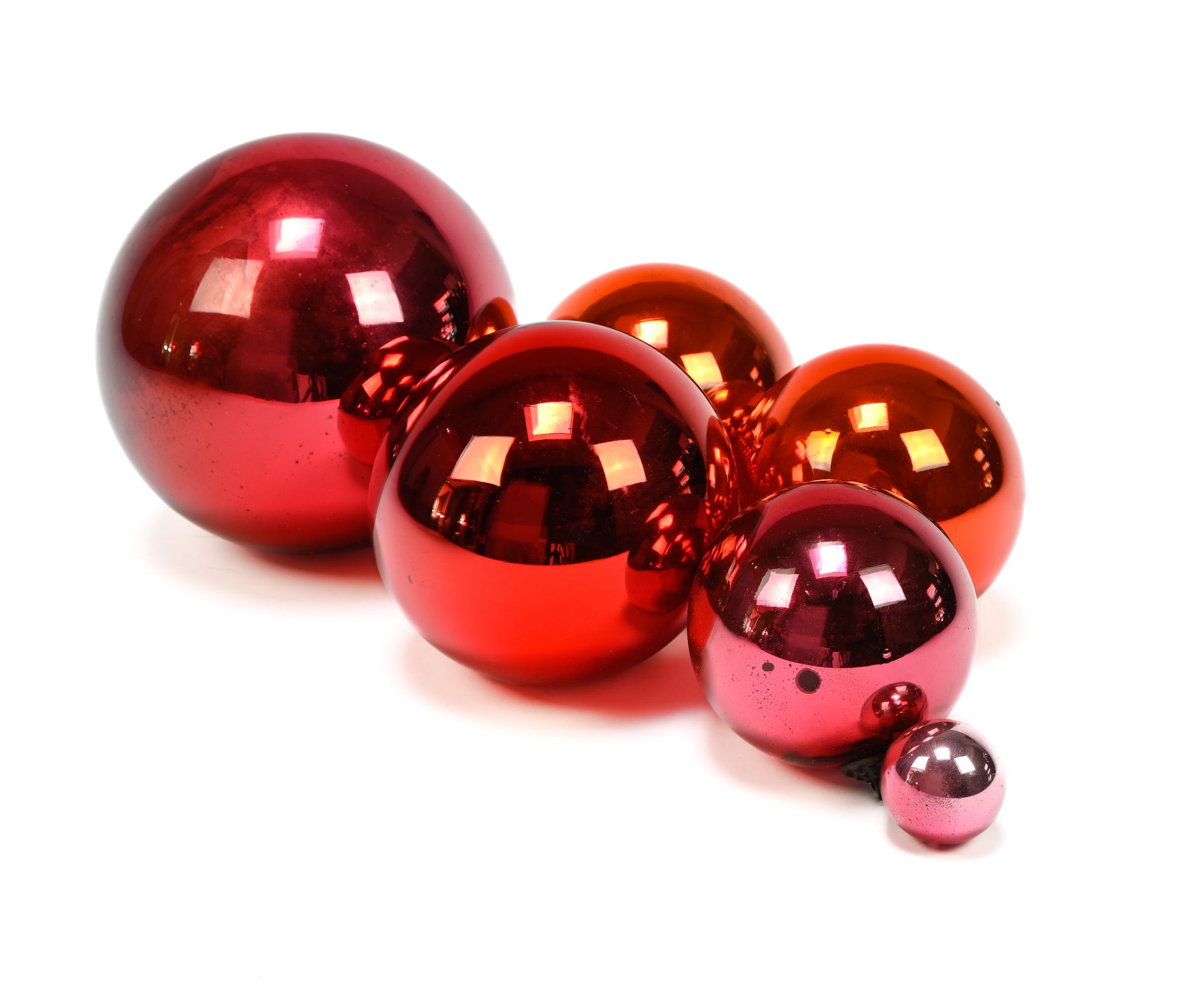 Null 布列塔尼作品，20世纪初

六个赦免球的收藏



红色和粉色的汞化玻璃

 D：18厘米（最大的，D：4厘米，最小的）。
