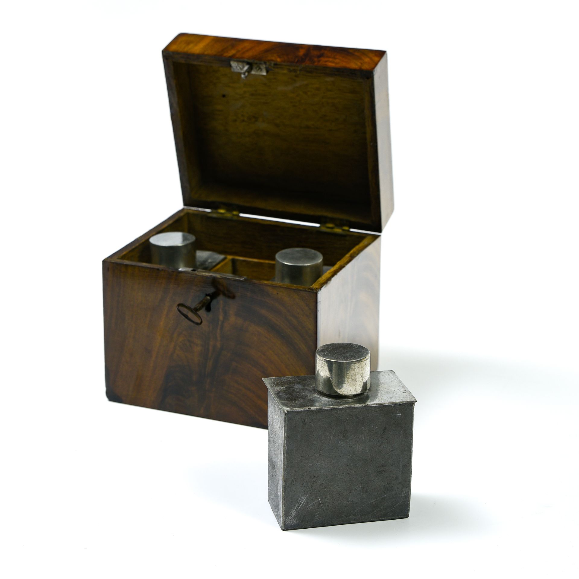 Null 19世纪英国作品

茶叶盒



桃花心木和镀银的金属材质

 高：13.5厘米 宽：15.5厘米 深：12.5厘米