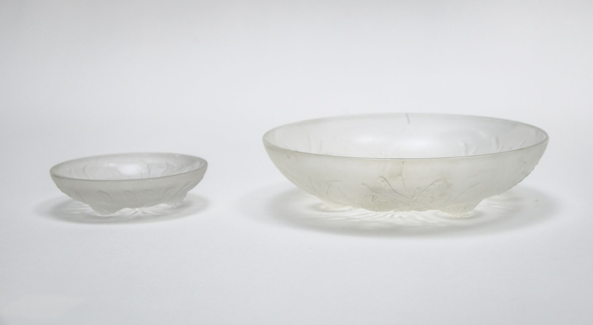 SABINO FRANCE 法国SABINO公司

海藻和海胆



两个压制成型的玻璃碗，每个上面都有签名

 D：18厘米（大的，D：10厘米，小的）。