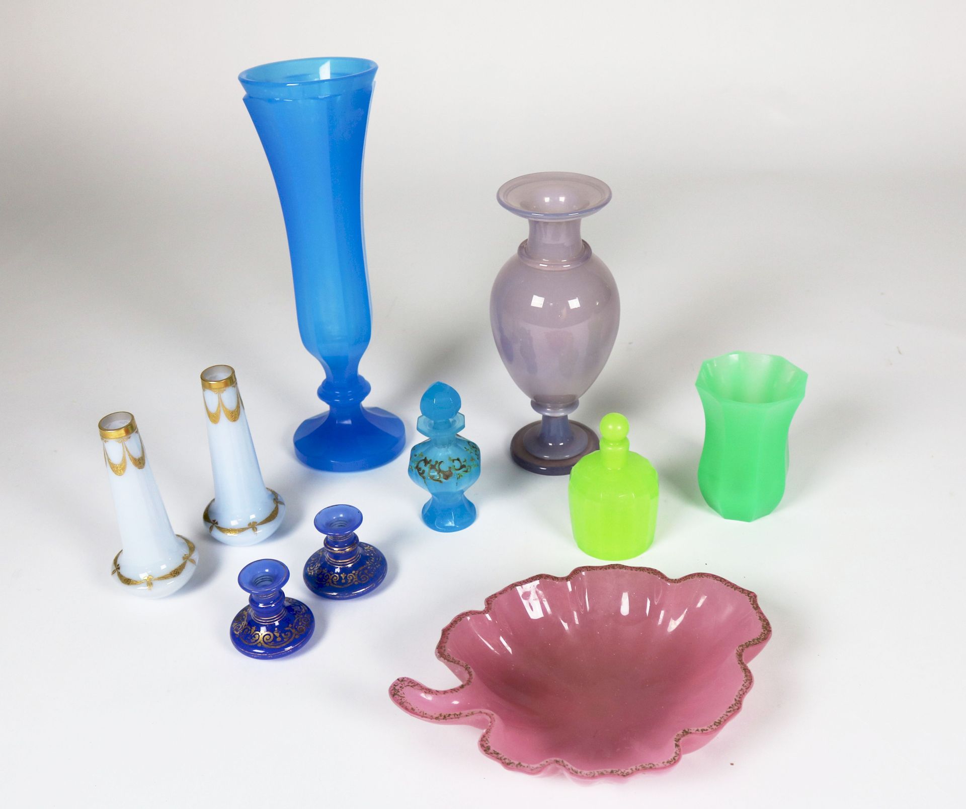 Null 乳白色玻璃杯系列



包括一个大的蓝色切面花瓶，一个绿色切面花瓶，一个绿色切面瓶，一个粉红色的柱形花瓶，一对白色和金色的花瓶，一对蓝色和金色的小花瓶&hellip;