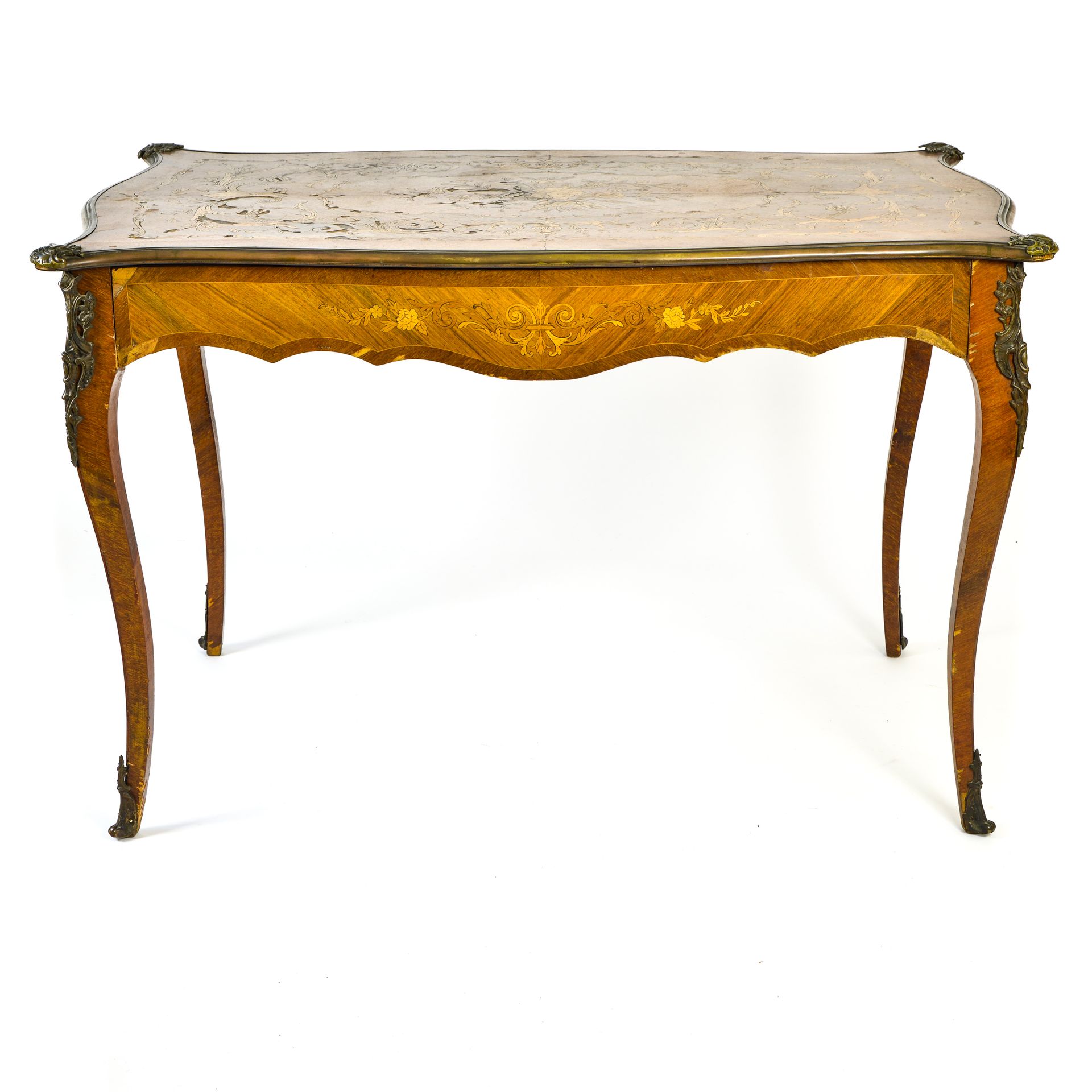 Null 路易十五风格的作品

夫人的桌子



镶嵌和饰面，丰富的青铜装饰品

有一只鞋要重新固定，单板有小缝隙 高：74厘米 宽：104厘米 深：71厘米
