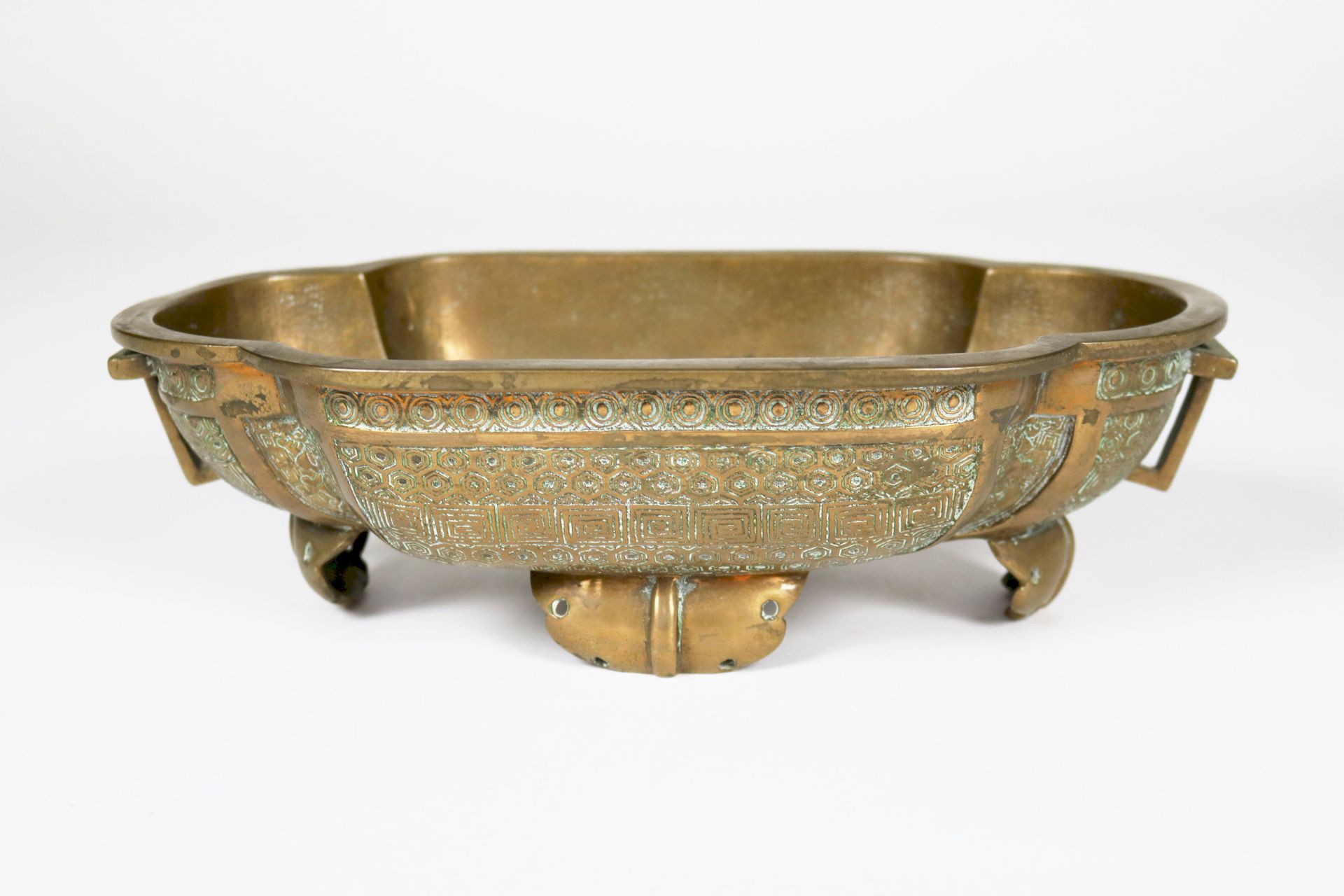 Null 19世纪末的作品

中国杯



铜制，带有铜色光泽

 高：8.5厘米 宽：29.5厘米 深：17.5厘米