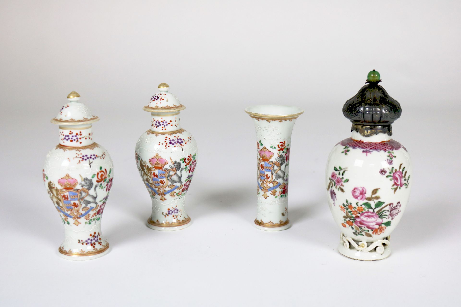 Null 两个有盖的盆子，一个花瓶和一个香水燃烧器



白底多色装饰的瓷器

 高：16厘米，较大的一个