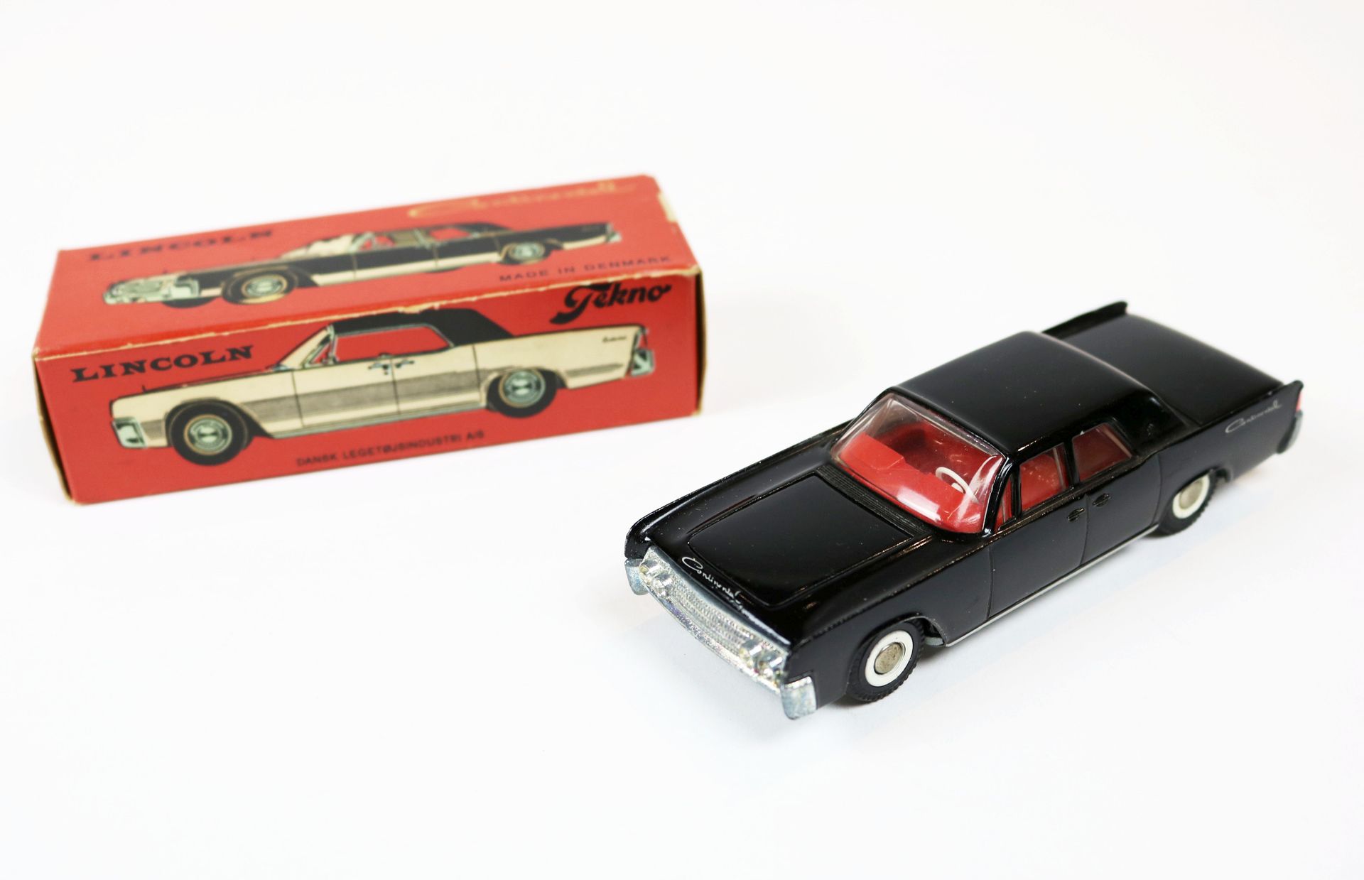 Tekno TEKNO

LINCOLN Continental noire



Expert: Jean-Claude Cazenave

boîte d'&hellip;