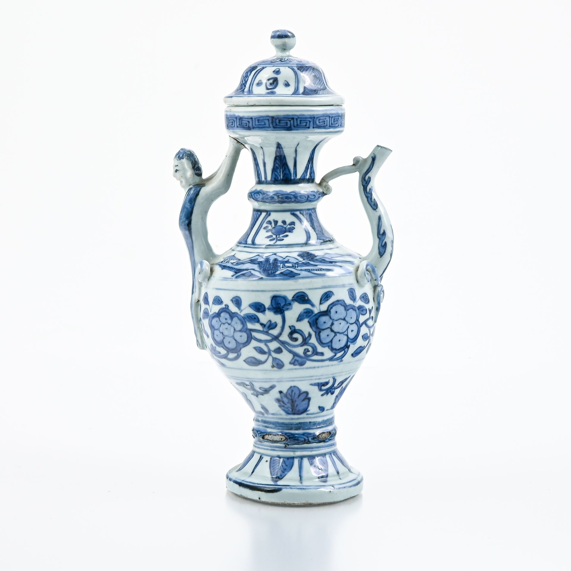 Verseuse couverte 中国 万历年间（1572 1620）。 
有盖的锅 
 
瓷器壶身以蓝色釉下彩装饰花叶，肩部装饰山水，底和颈部有香蕉叶楣，手&hellip;