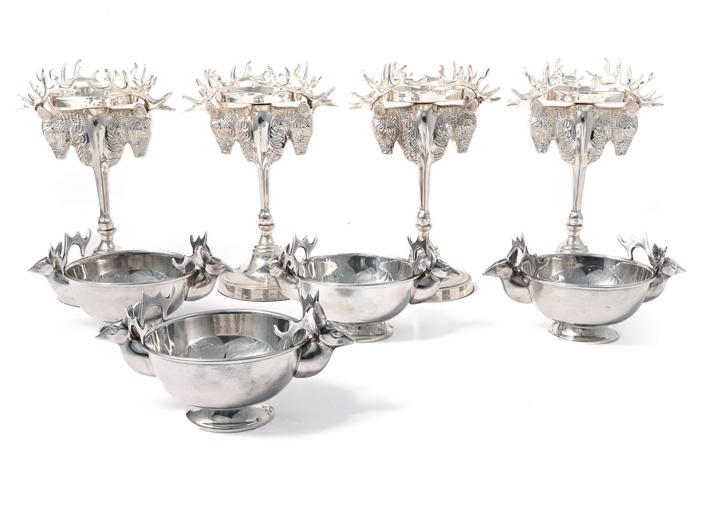 FANCY 花式

带雄鹿头的桌子



镀银金属，包括四个展示架和四个碗

 高：27厘米和高：10厘米