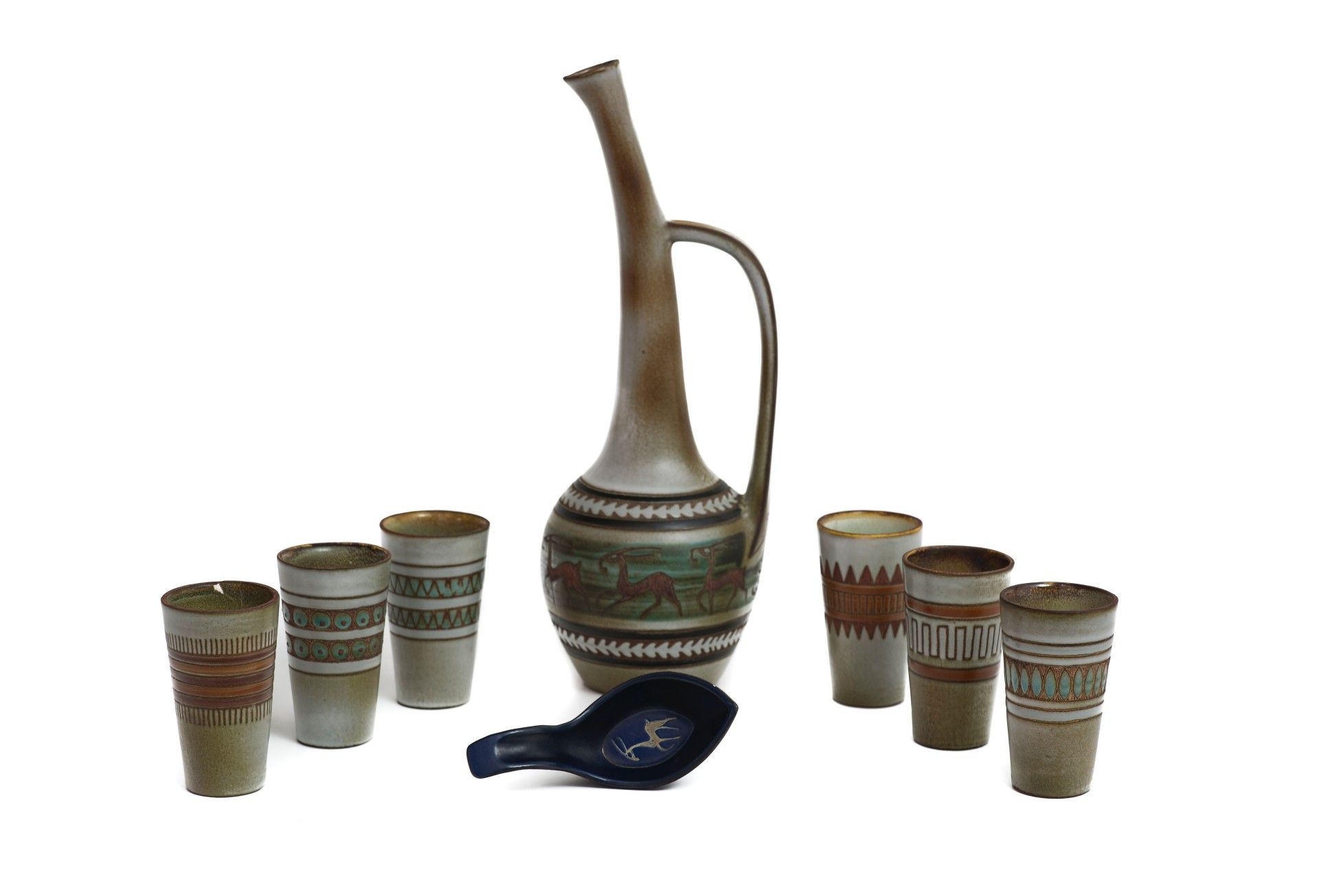 René MAUREL (1910 - 1986) 勒内-毛雷尔 (1910 - 1986)
服务

釉面陶瓷服务，包括一个水壶和六个高脚杯，附带一个盘子
芯片&hellip;