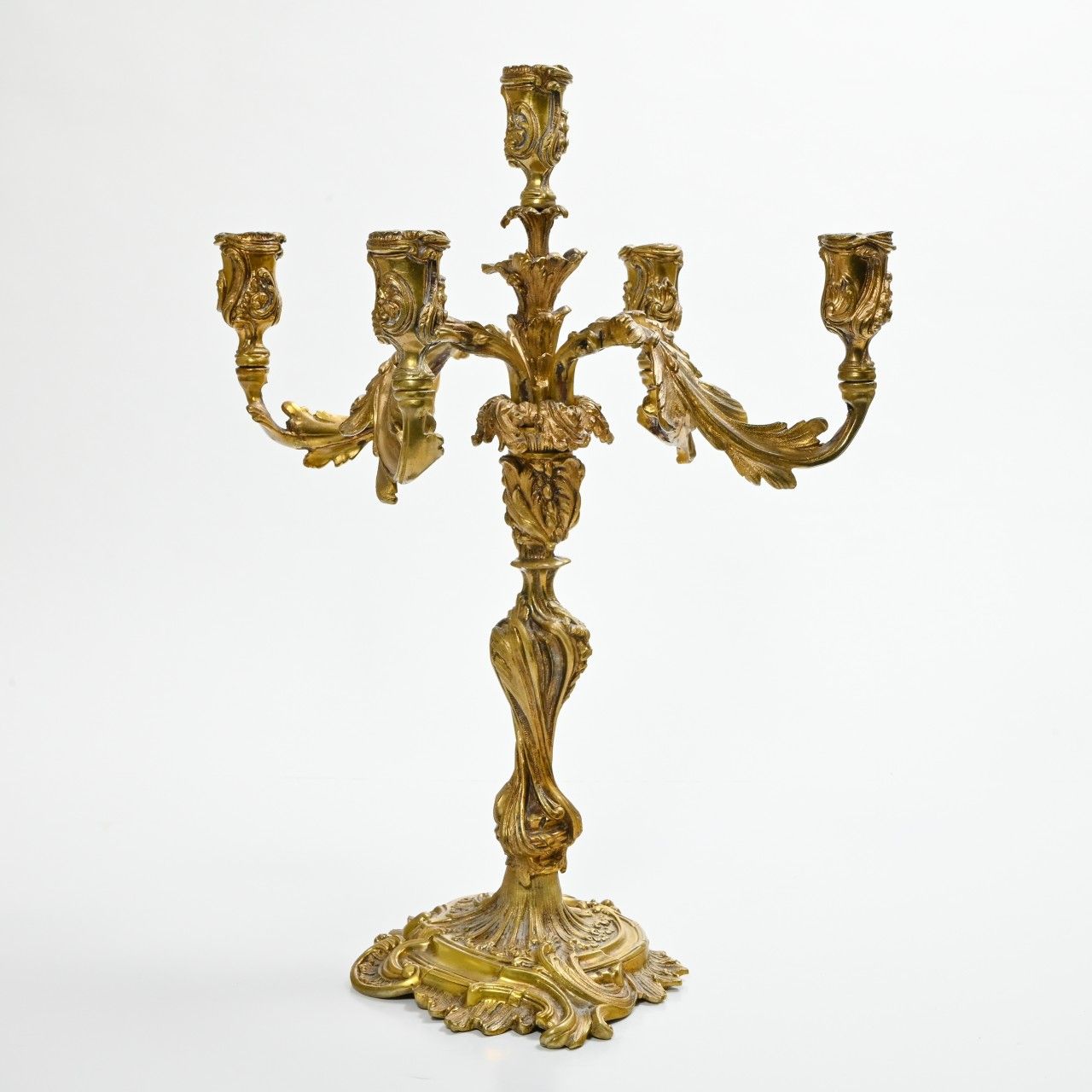 Null 路易十五风格的作品
重要的烛台

鎏金铜制，有丰富的罗盖尔装饰，有五个灯臂。 钻探到的电力 
 高度：50厘米