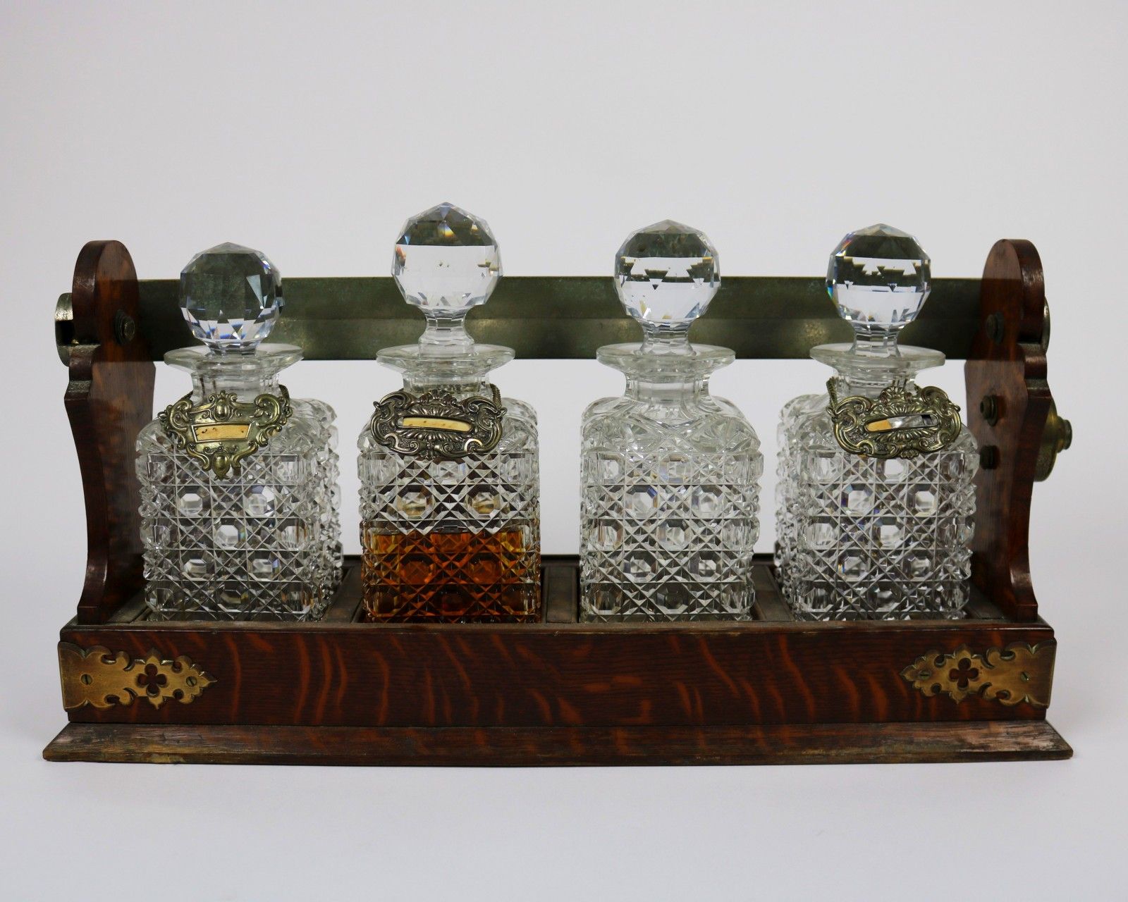Null Alkohol-Display

bestehend aus vier Karaffen aus geschliffenem Kristallglas&hellip;