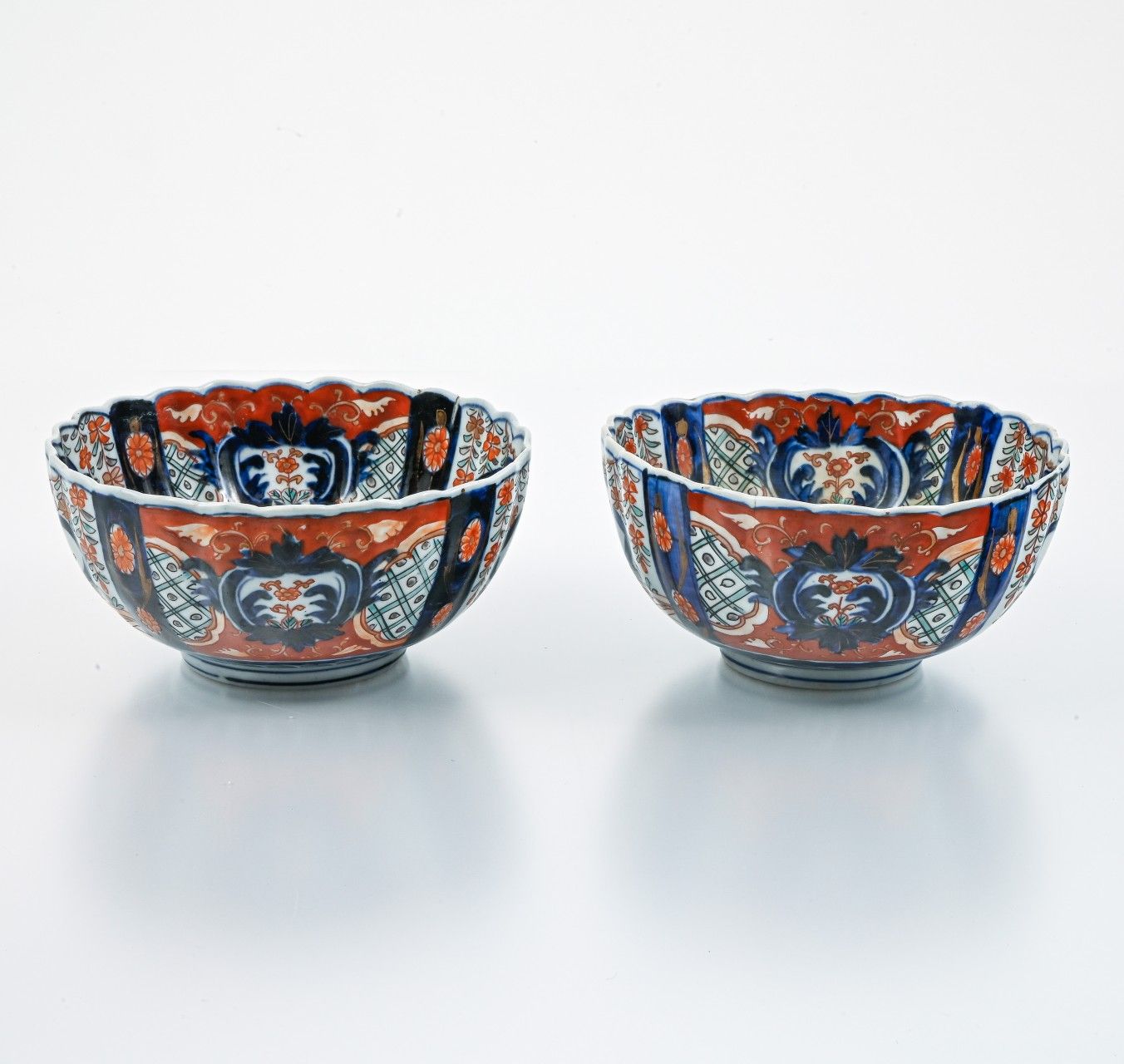 Null 日本，伊万里 - 明治时期 (1868 - 1912)
一对碗

瓷器，以釉下蓝、铁红和多色珐琅彩装饰，背景为风格化的花朵储备，内部装饰有垂柳。

专&hellip;