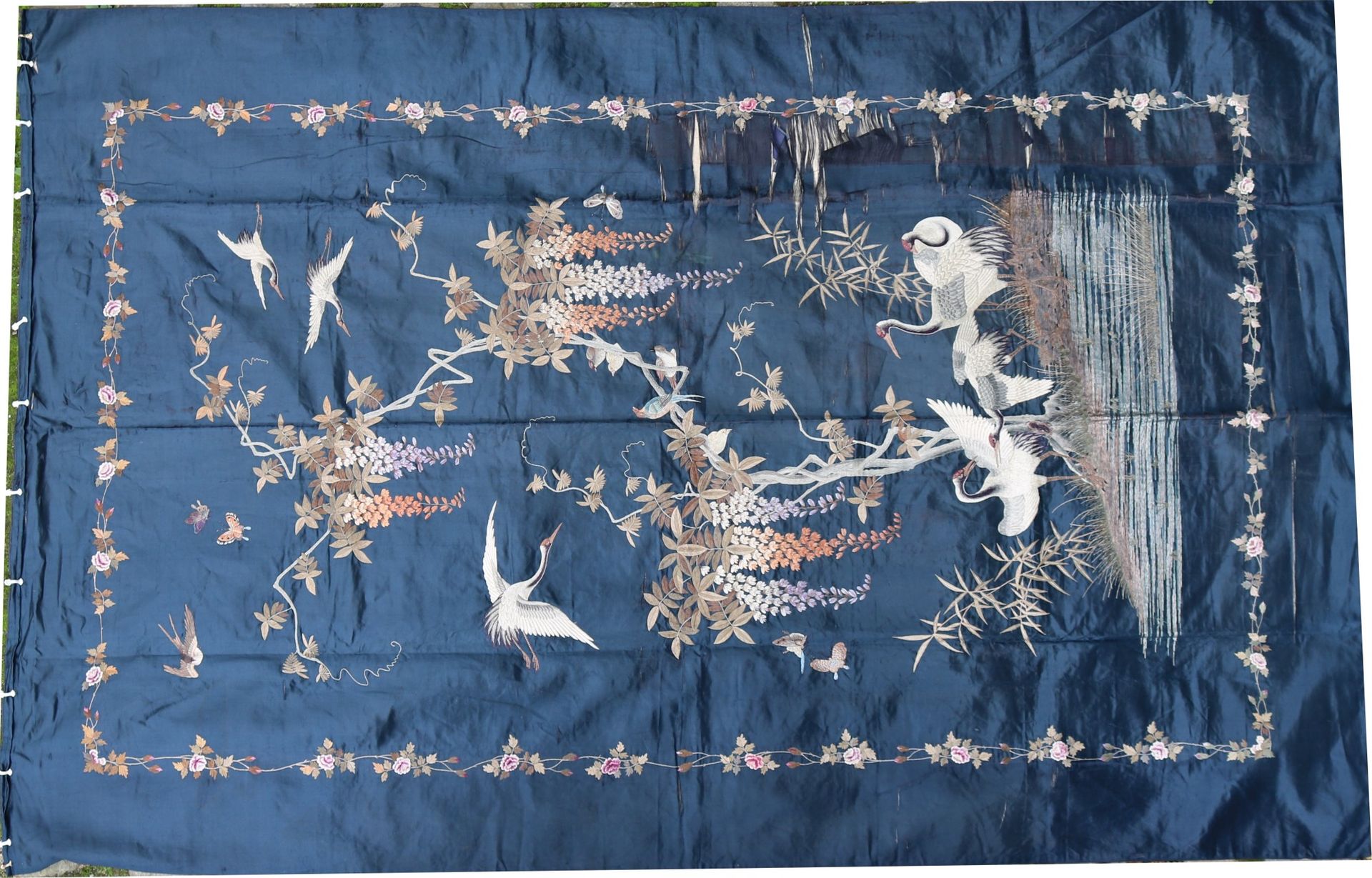 Null 中国南方，约1900年
蓝色缎子挂件

紫藤树枝上的鸟儿，花环边框
缎子的明显磨损 高：212厘米，宽：135厘米