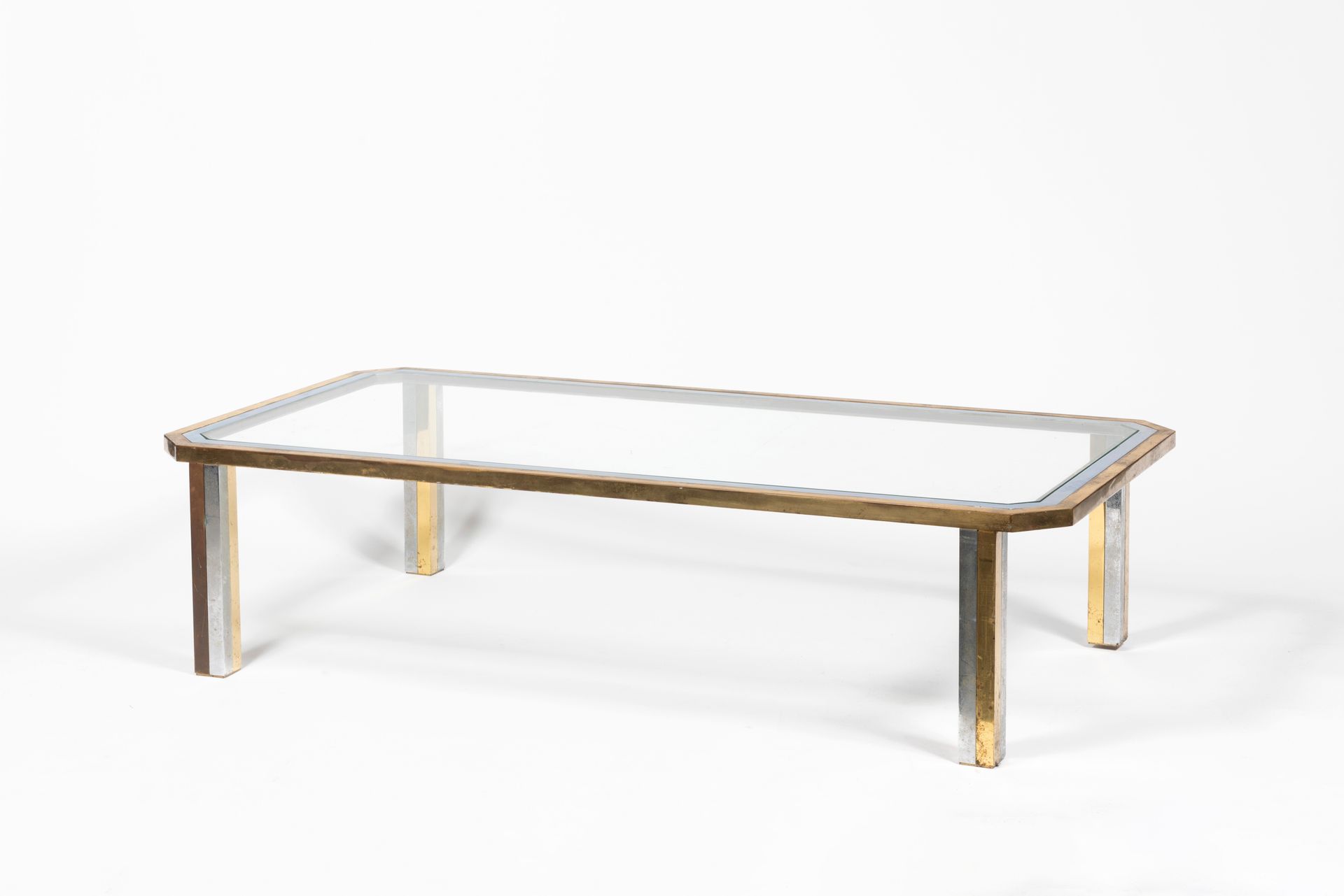 Romeo REGA (1904 - 1968) Attribué à 罗密欧-雷加（1904-1968） 归属于
矮桌

镀金黄铜和镀铬金属，玻璃面板 
划痕&hellip;