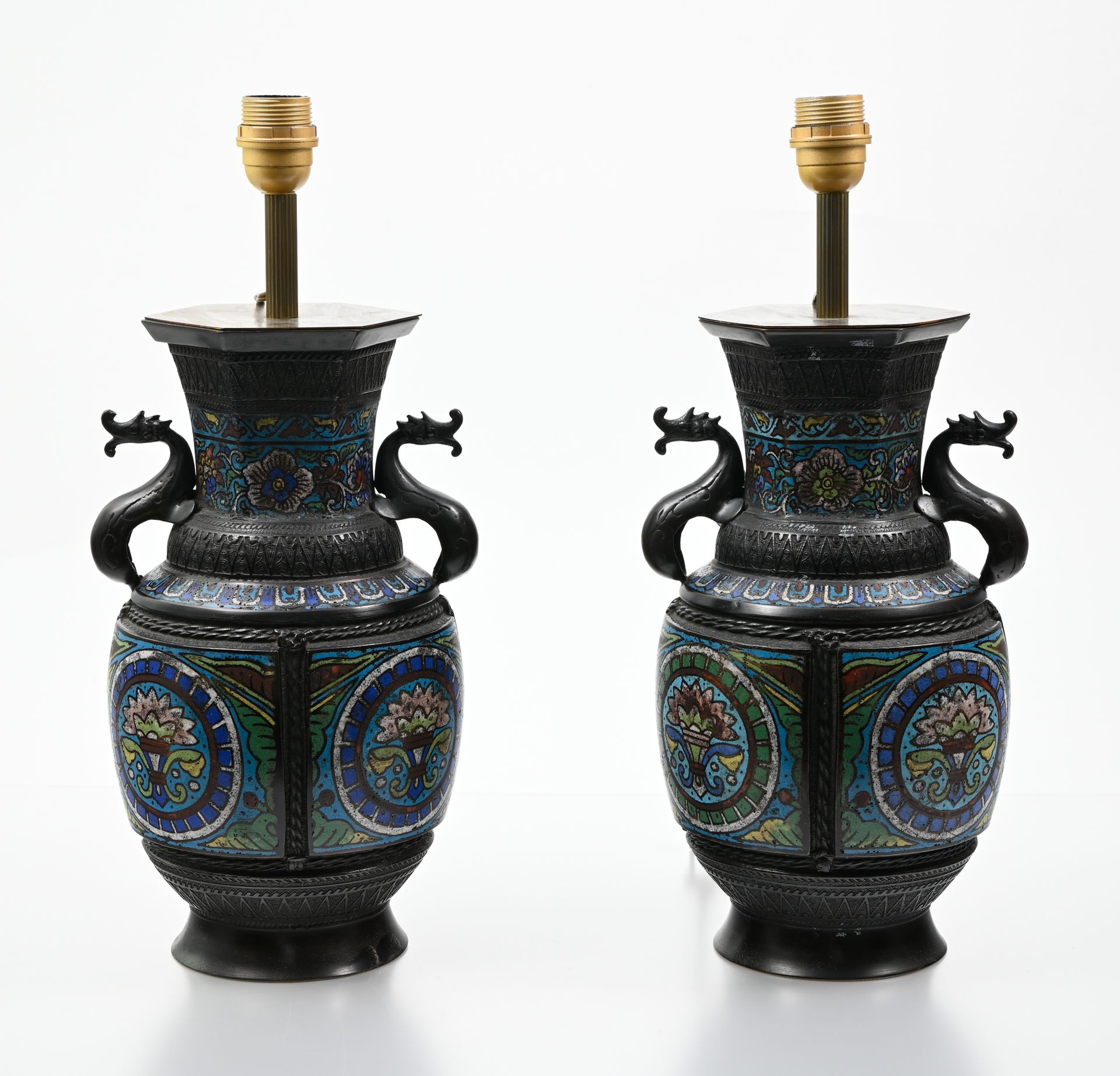 Null JAPON - EPOQUE MEIJI (1868 - 1912)
Paire de vases

En bronze et émaux champ&hellip;