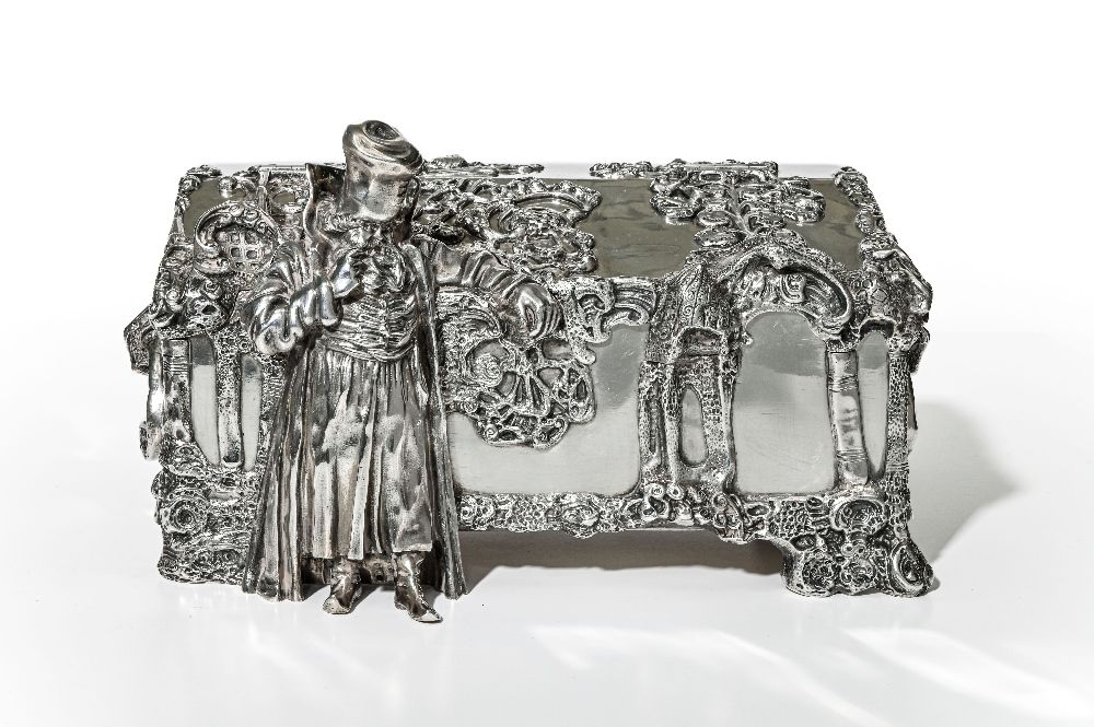 Null Khlebnikov，俄罗斯，20世纪初
新艺术风格的波亚尔装饰盒，约1909年

银质，有两个可移动的侧把手。Khlebnikov的西里尔字母印记，&hellip;