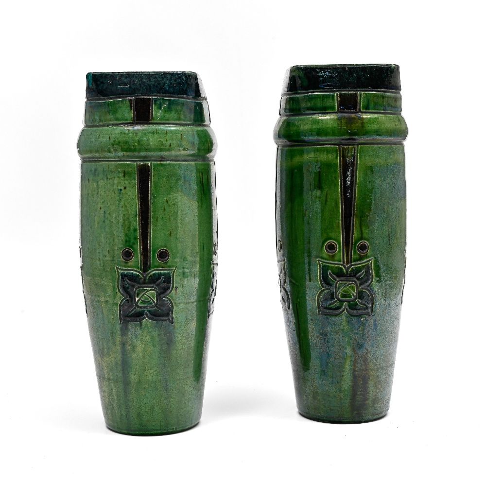 Null 托尔霍特
新艺术运动花瓶一对

釉面陶瓷
颈部边缘有两个小缺口 高：30厘米