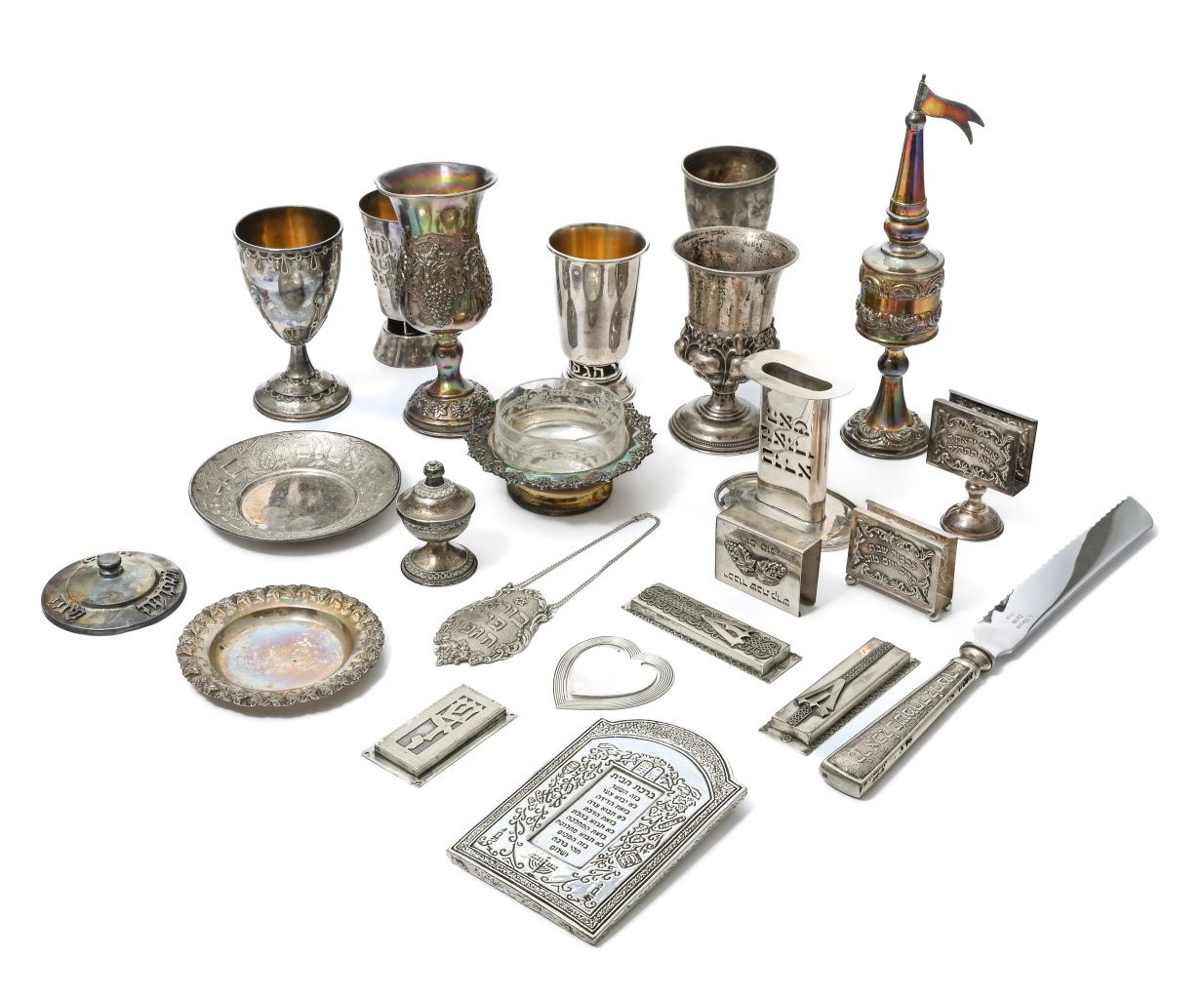 Null 以色列
犹太教

由六个Kiddush杯、Bessamim、Mezuzah组成的银质拍品...
 重量：1113克