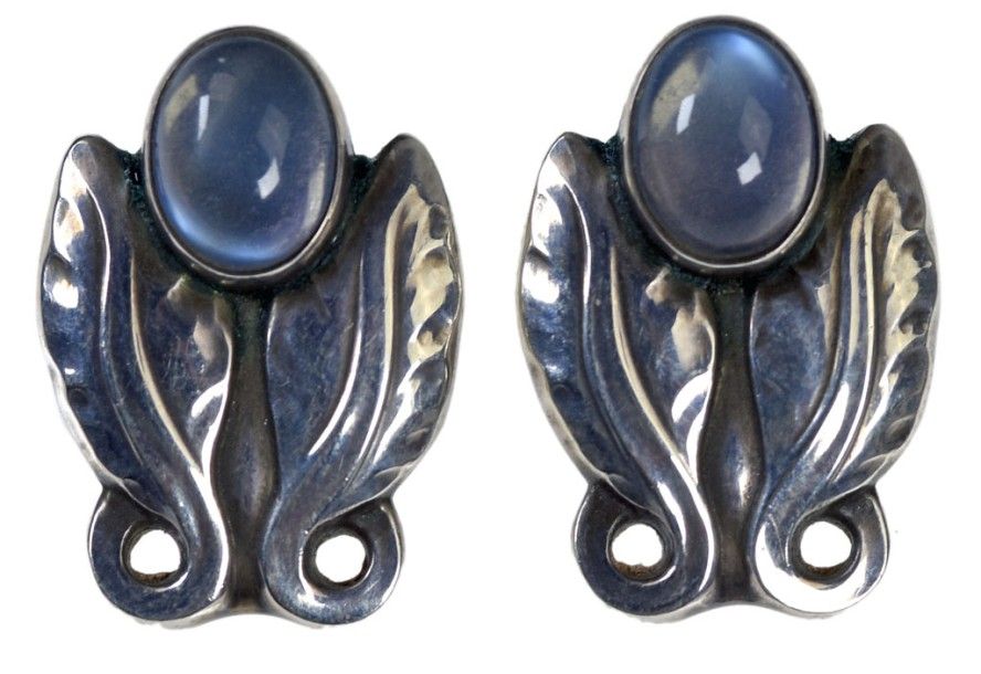 GEORG JENSEN Clips d'oreille "Magnolia". En argent 925 serti chacun de cabochons&hellip;