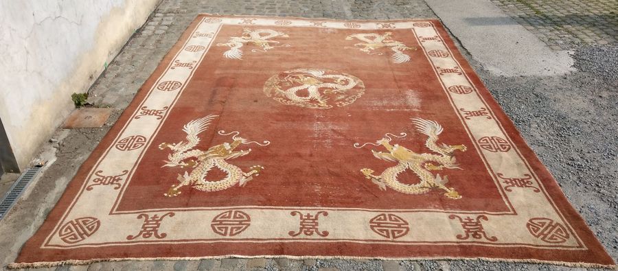 CHINE Important tapis; A fond brun à décor de dragons, de taotie et idéogrammes.&hellip;