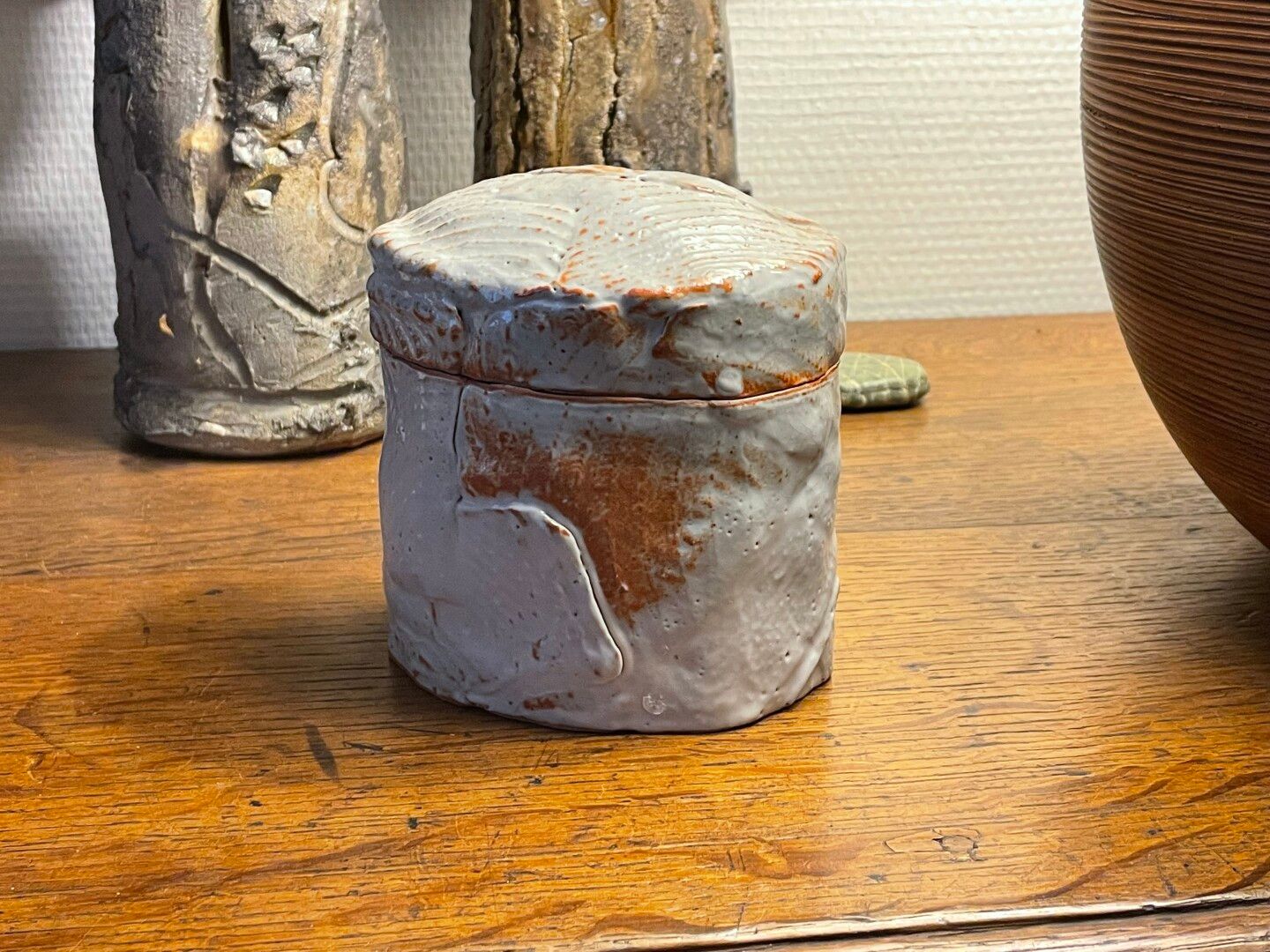 Null 圆形珐琅彩陶瓷盒，已签名。

日期为2007年。

高：12厘米