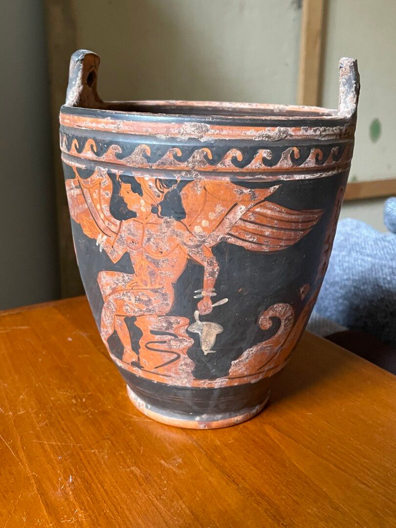 Null Greek pottery in the style of the Antique. 

H: 20 cm.

Missing heel