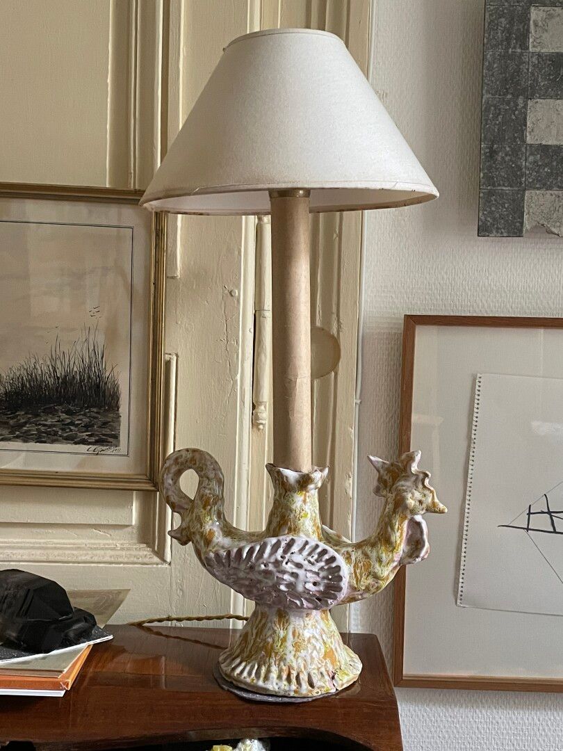 Null P. CLERC: Emaillierte Terrakotta-Lampe mit einem Hahn.

H: 55 cm. B: 29 cm