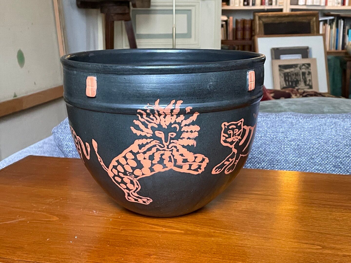 Null VALERIA 

Black slip stoneware planter, decorated with panthers, tigers and&hellip;