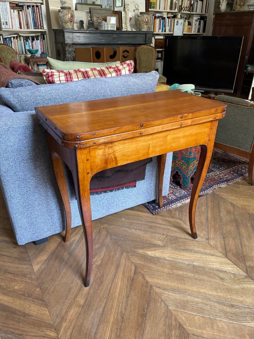 Null Table à jeu en merisier.

Epoque Louis XV

71 x 74 x 37 cm

plateau garni d&hellip;