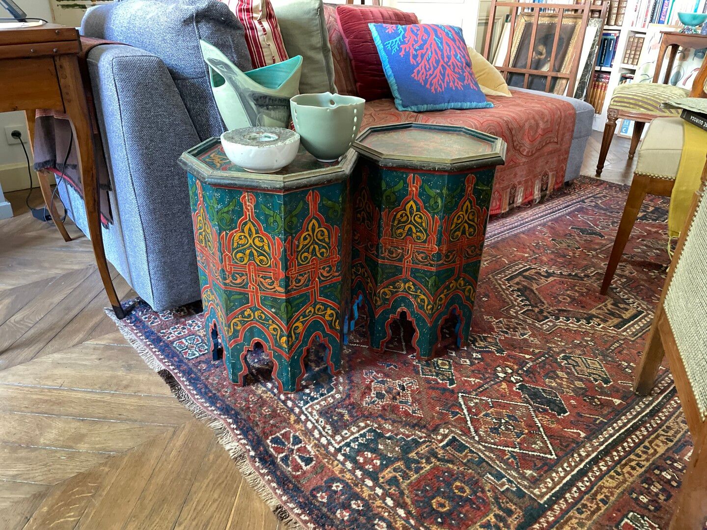 Null Pair of polychrome lacquered wood saddles, Middle East.

H: 52 cm

D: 40 cm