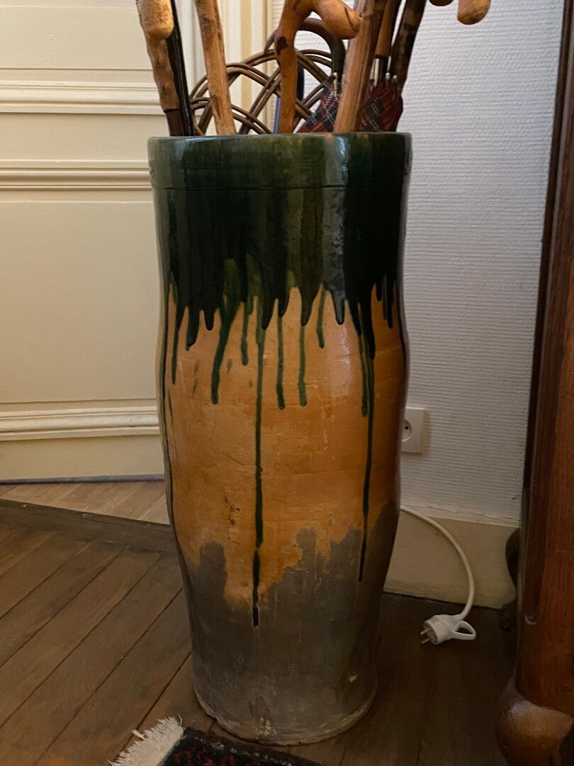 Null 大型炻器伞架花瓶，绿色和黄色釉面。

高度：70厘米