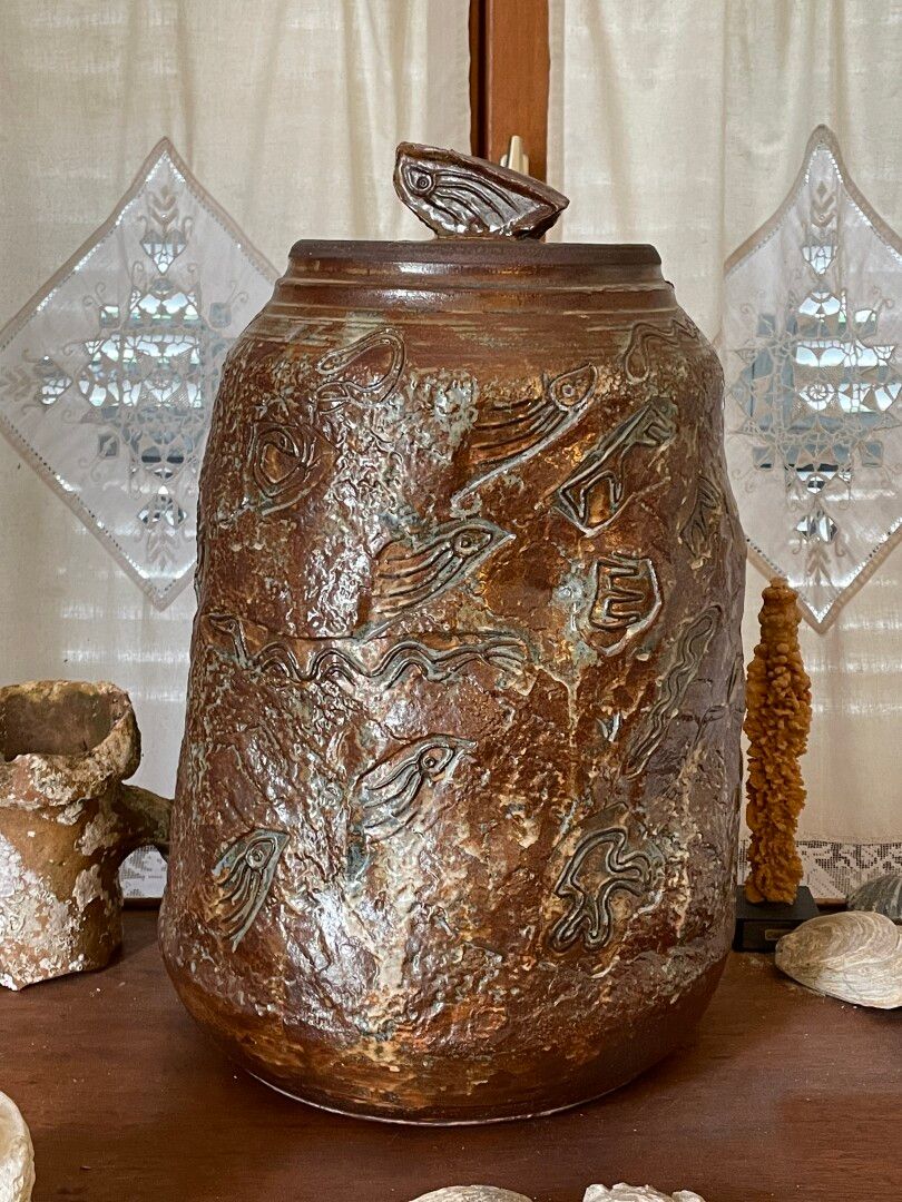 Null Alain GAUDEBERT (1937)

一个大的有盖花瓶，刻有鱼和波浪的装饰，牛血色珐琅。

签名和日期

高度：54厘米
