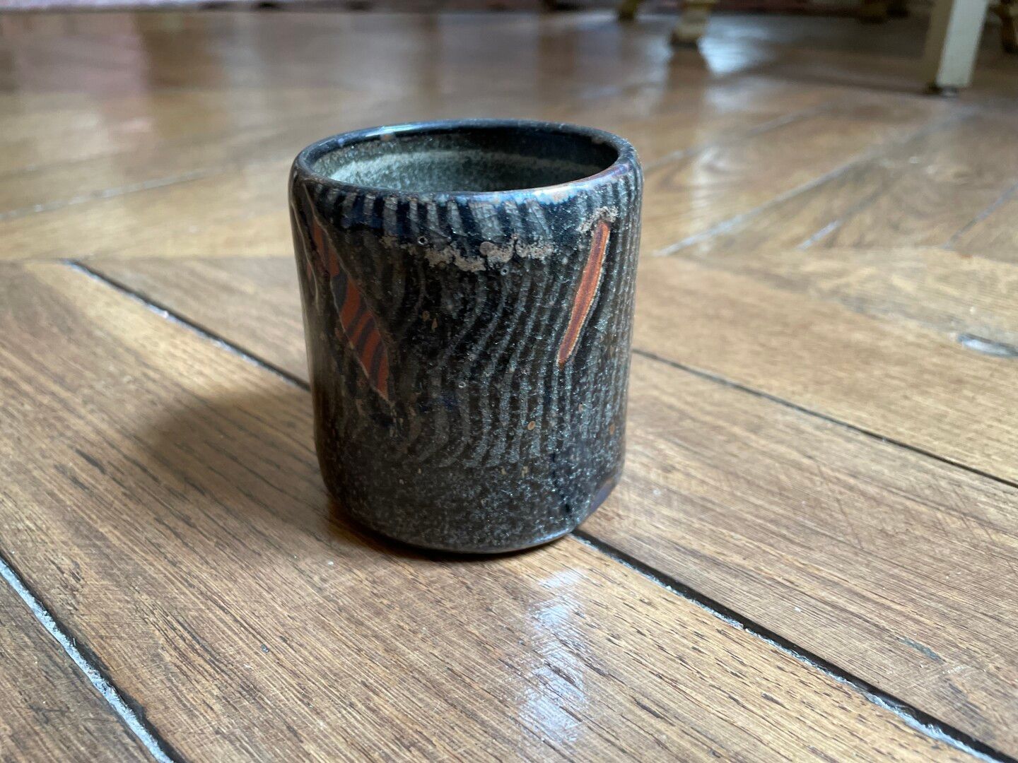 Null ZOU ( Rozenn Bigot)

Ceramic cup Signed.

H: 8 cm