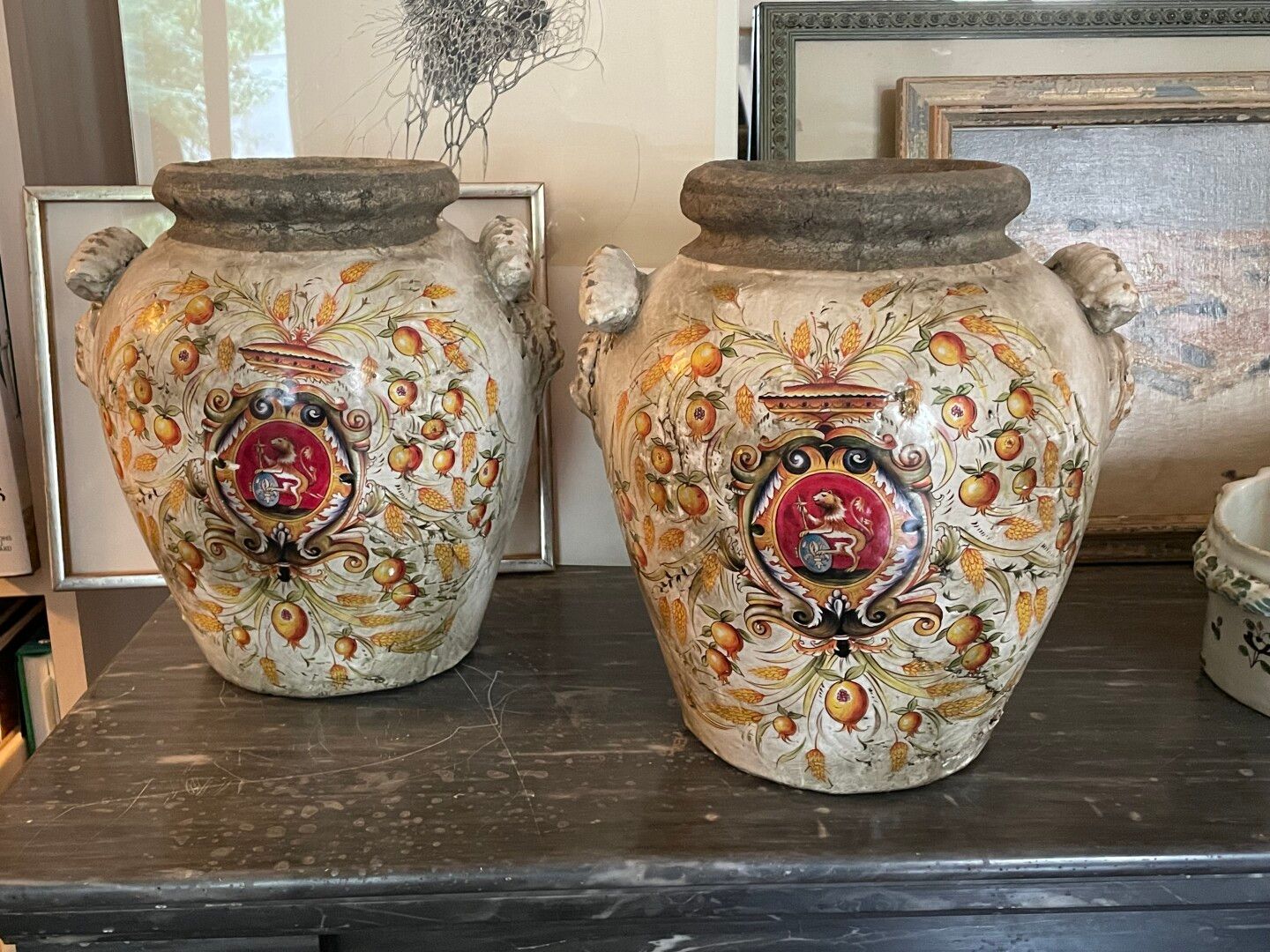 Null Pair of decorative handle pots with coat of arms motifs. 

H: 31 cm