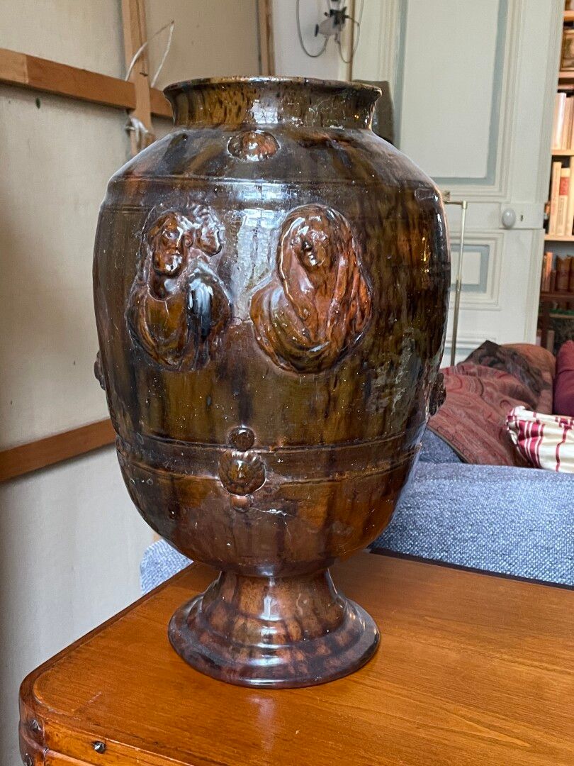 Null 釉面石器花瓶，饰以勋章和基督与处女的低浮雕半身像。

法国南部 19世纪

高：41.5厘米